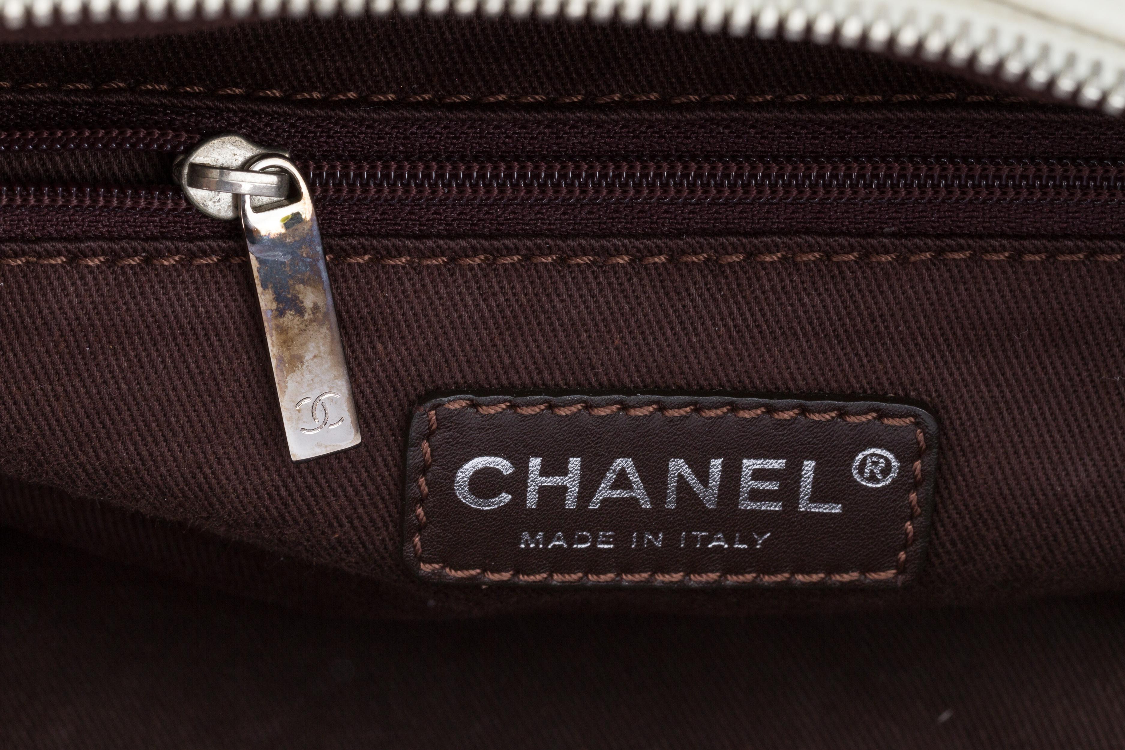 Chanel Chanel Eisweiße Leder Bowlertasche im Angebot 2