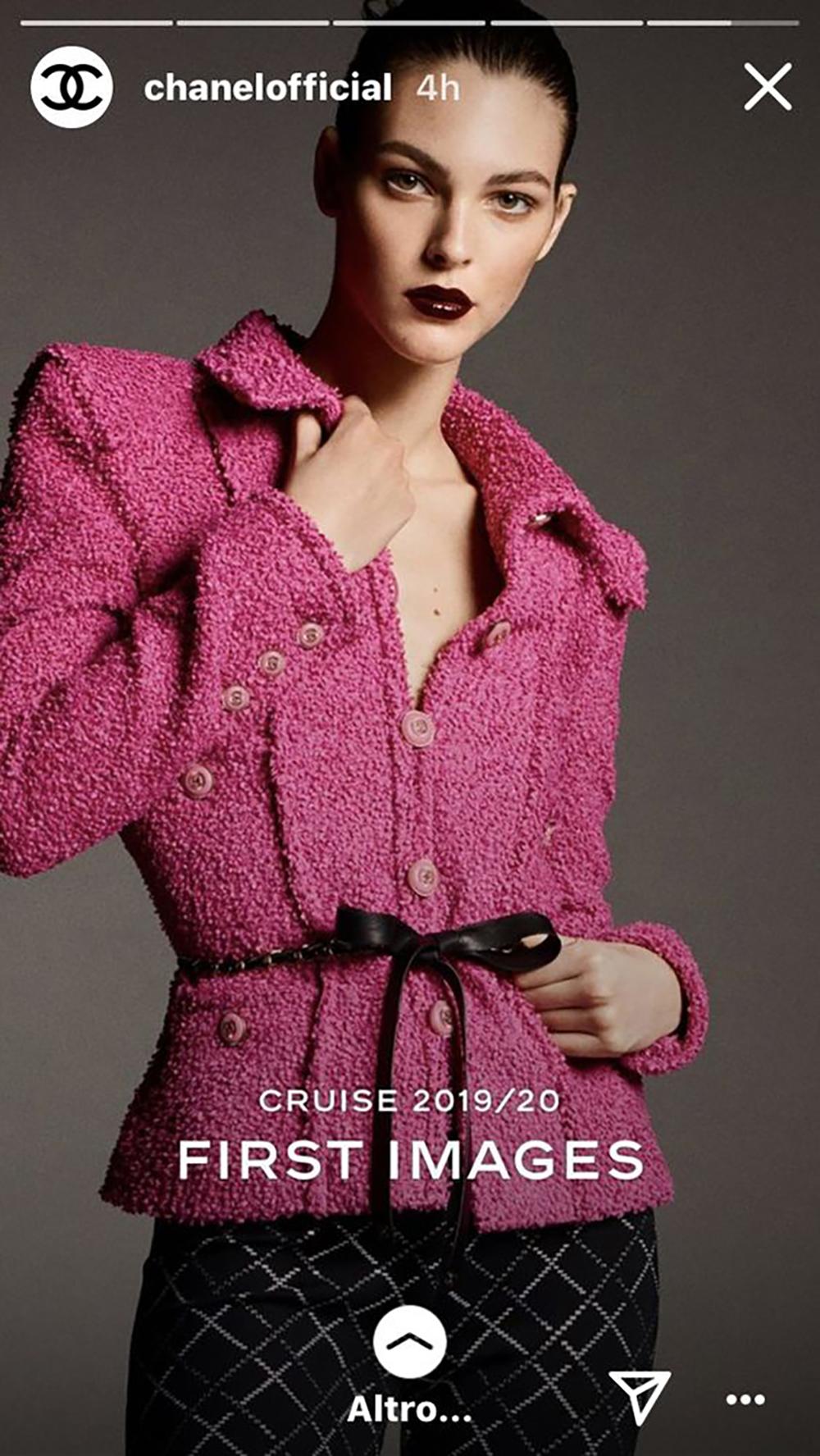As seen on Victoria Ceretti in Ad Campaign!
One of the most recognisable jackets from Chanel 2020 Cruise COCO EXPRESS Collection, 20C
- CC logo buttons
- iconic 4-pockets silhouette
- tonal silk lining with camellias
Size mark 34 FR. 