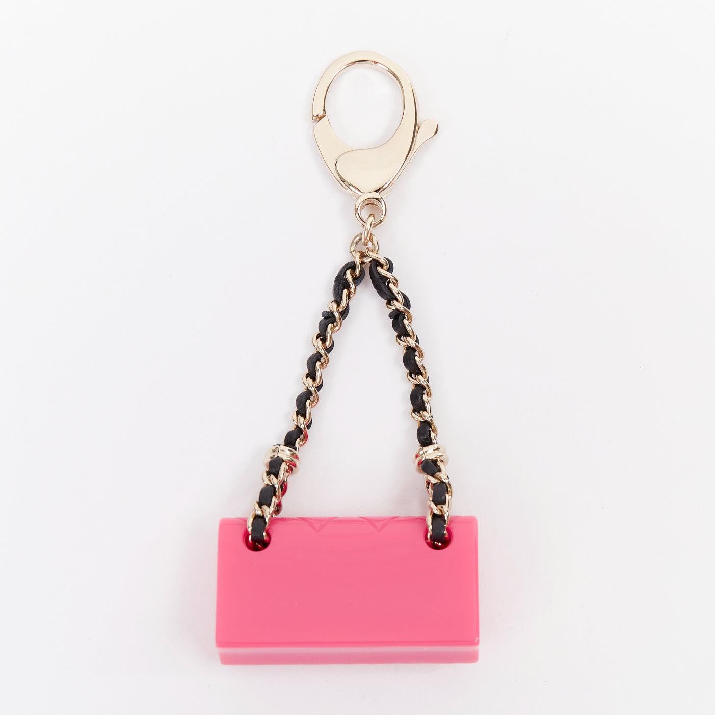 Chanel Icon rosa caldo mini flap bag oro logo CC catena aragosta charme
Riferimento: YIKK/A00261
Marchio: Chanel
Designer: Virginie Viard
Model: Icone
Materiale: Resina, metallo
Colore: Rosa, Oro
Modello: Tinta unita
Chiusura: Chiusura ad