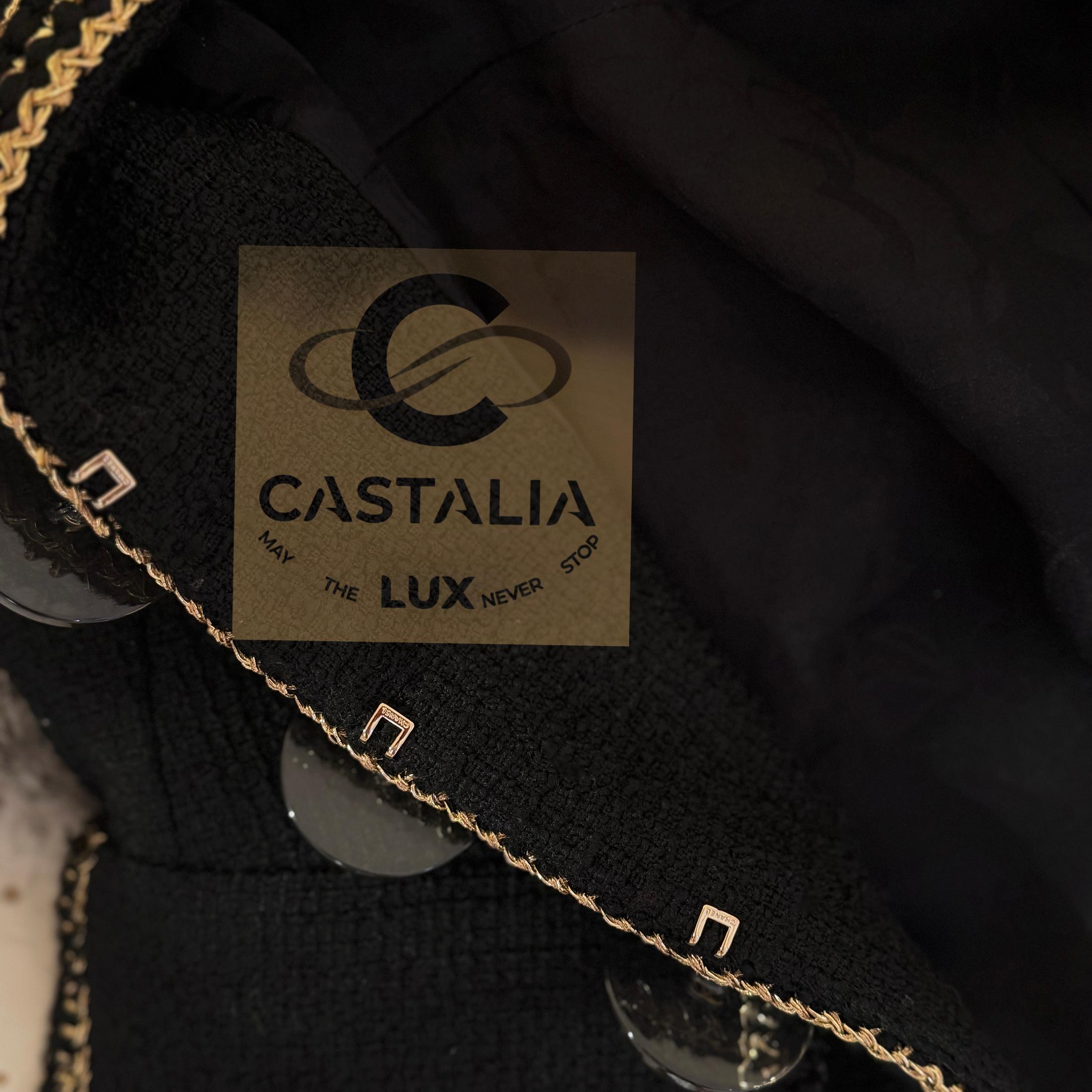 CHANEL Icon Paris / Cosmopolite Veste en tweed noir 40 FR en vente 9