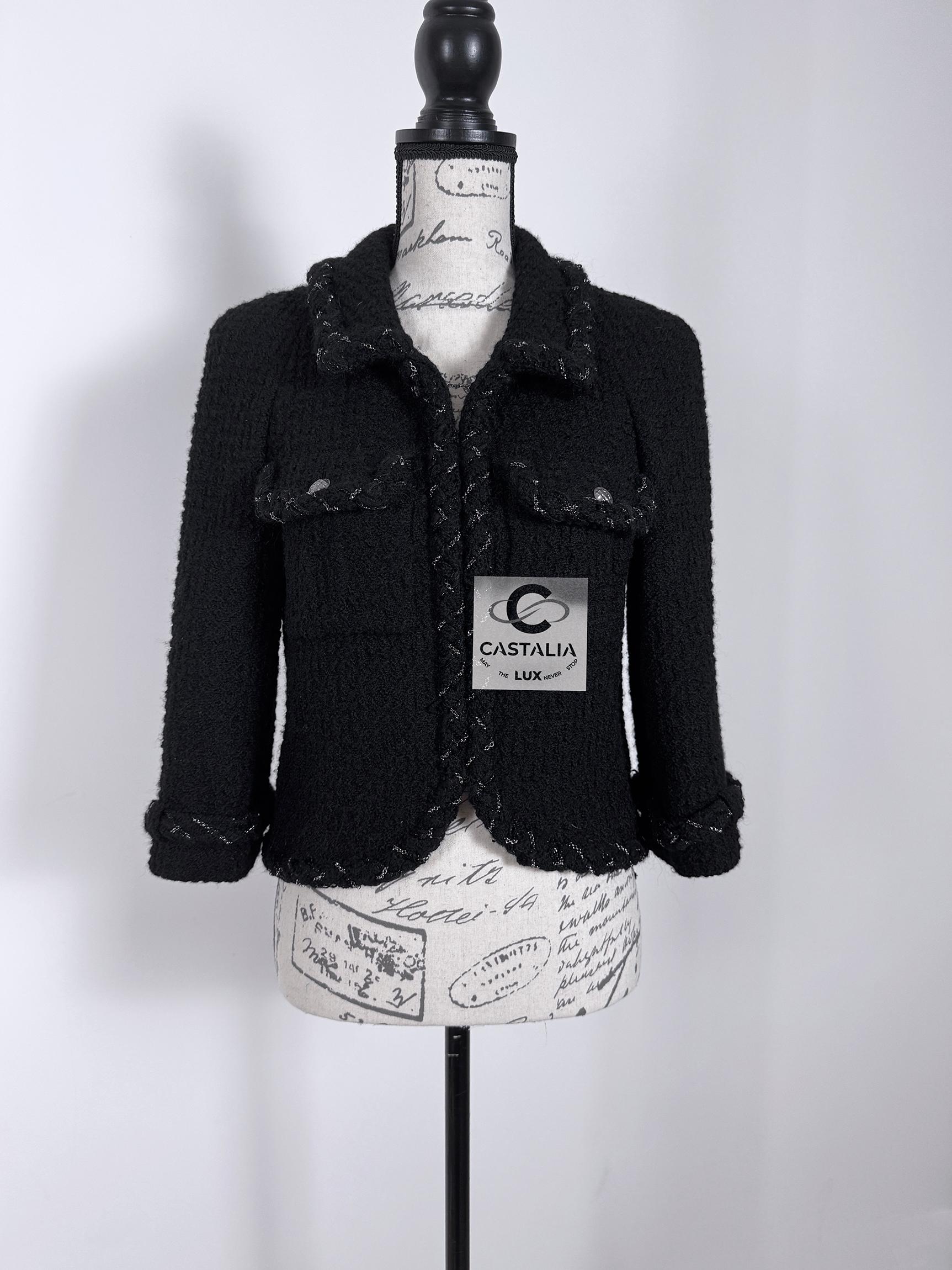 Chanel Iconic Anna Wintour Black Tweed Jacket with Chain Trim 38 FR For Sale 2