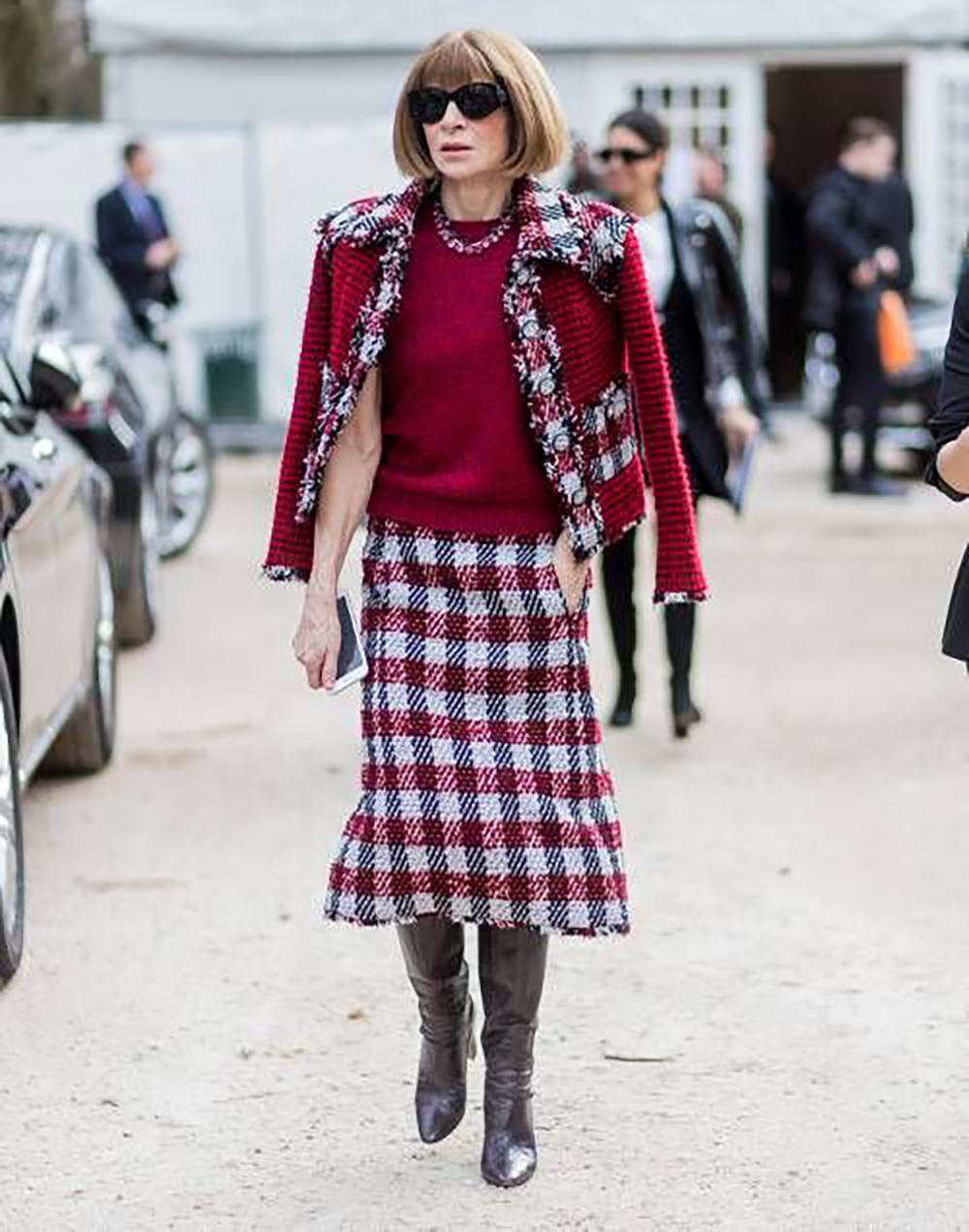 Iconic Chanel burgundy tweed jacket from 2016 ~ as seen a fashion legend Anna Wintour and on the covers of the magazines!
~ Highly coveted and recognizable piece!
Size mark 34 FR / Condition: never worn
- CC logo tweed buttons
- made of shimmering