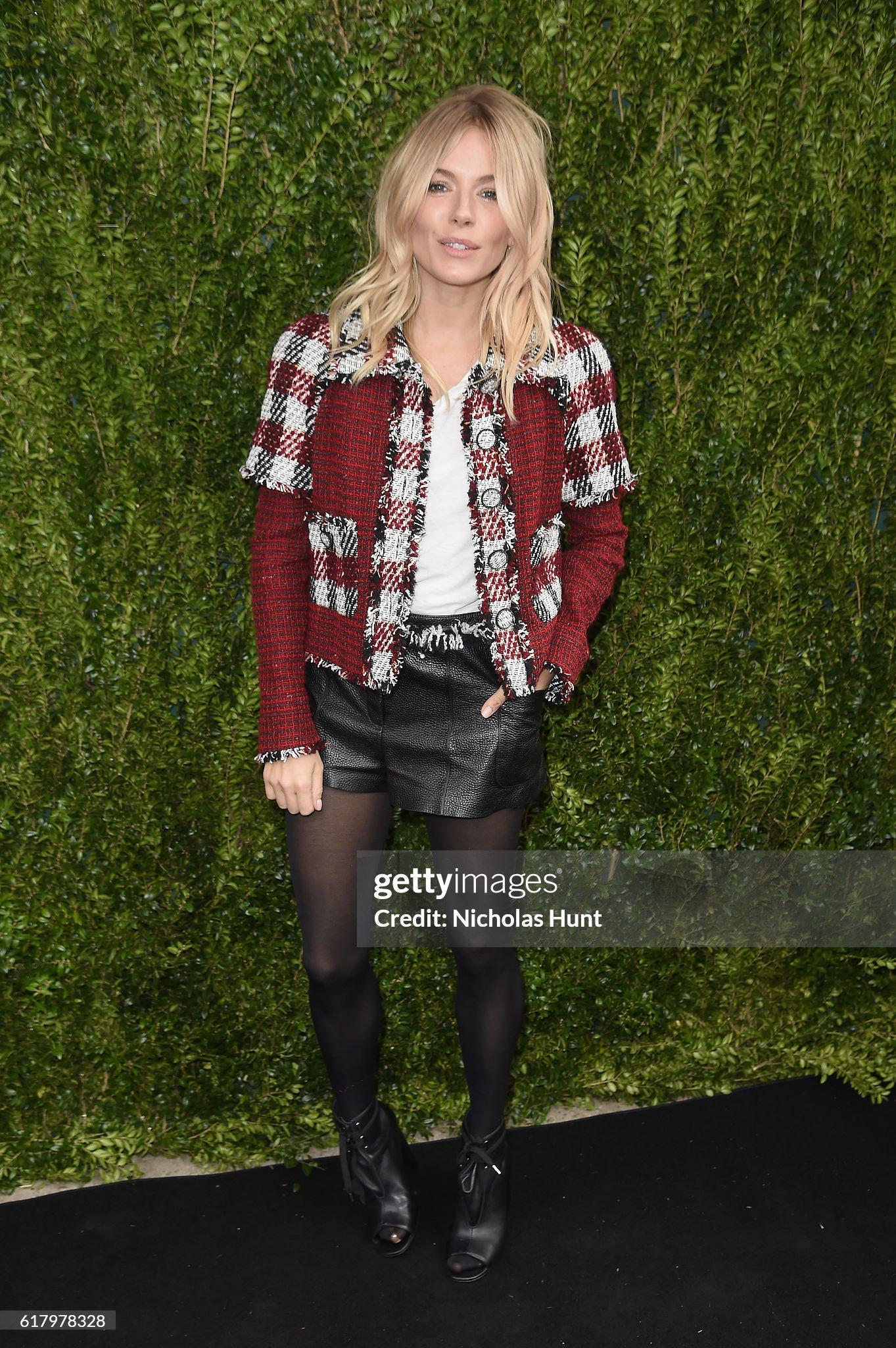 Brown Chanel Iconic Anna Wintour Style Burgundy Tweed Jacket 34 FR For Sale