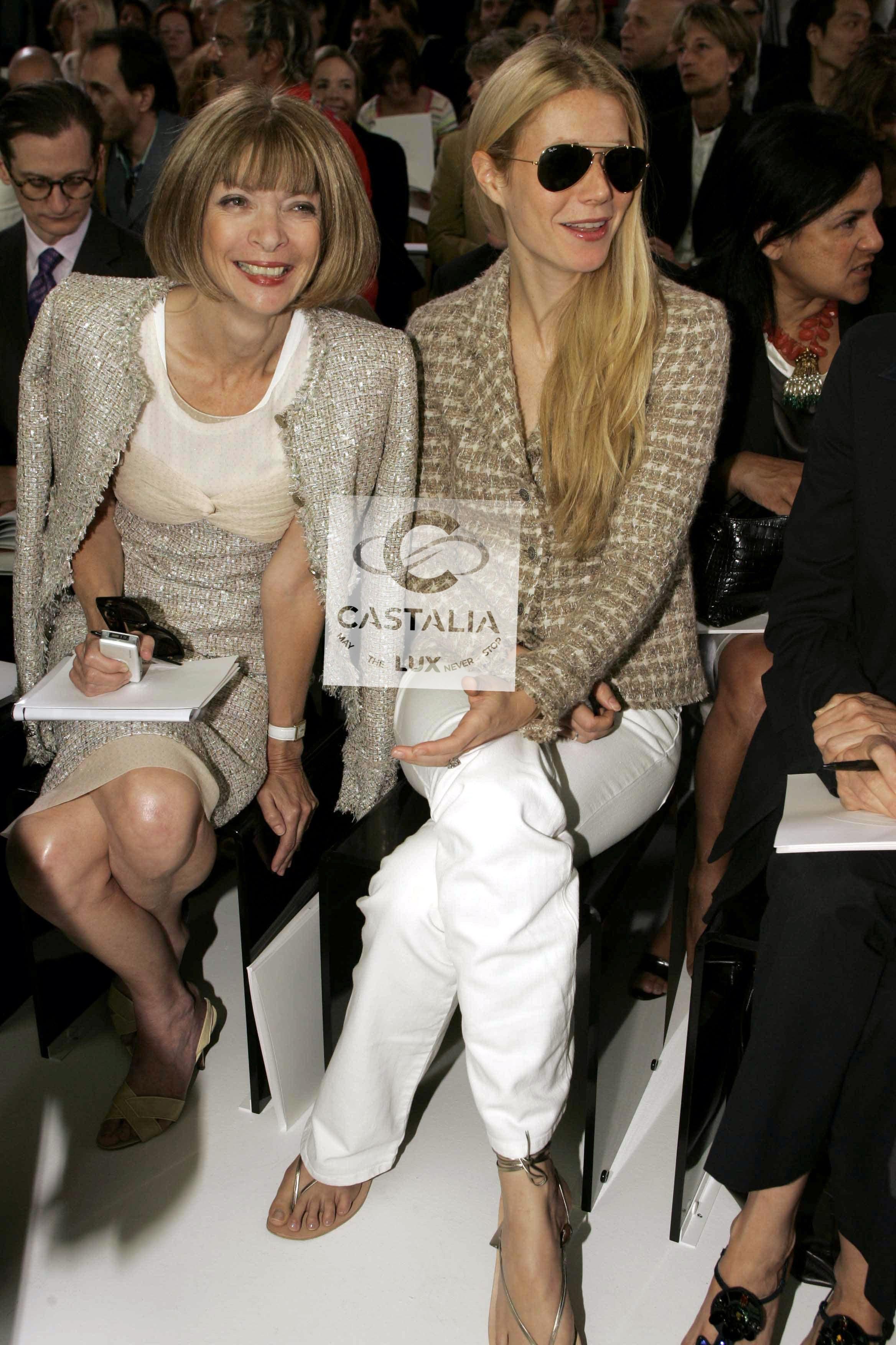 CHANEL Beige schimmernder Tweed-Anzug - wie bei Anna Wintour gesehen

 Ein seltenes und ikonisches Artefakt aus Karl Lagerfelds Kollektion Mitte der 2000er Jahre, das die ruhige Ausstrahlung des Couture-Erbes von Chanel verkörpert.

 Dieses Ensemble