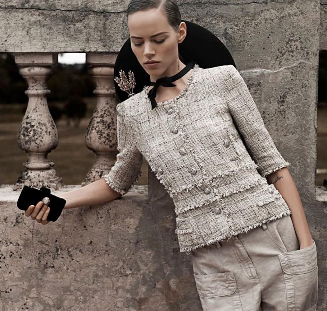 CHANEL - Traje Coleccionable de Tweed Beige
 - Look Nº1 de la Colección 