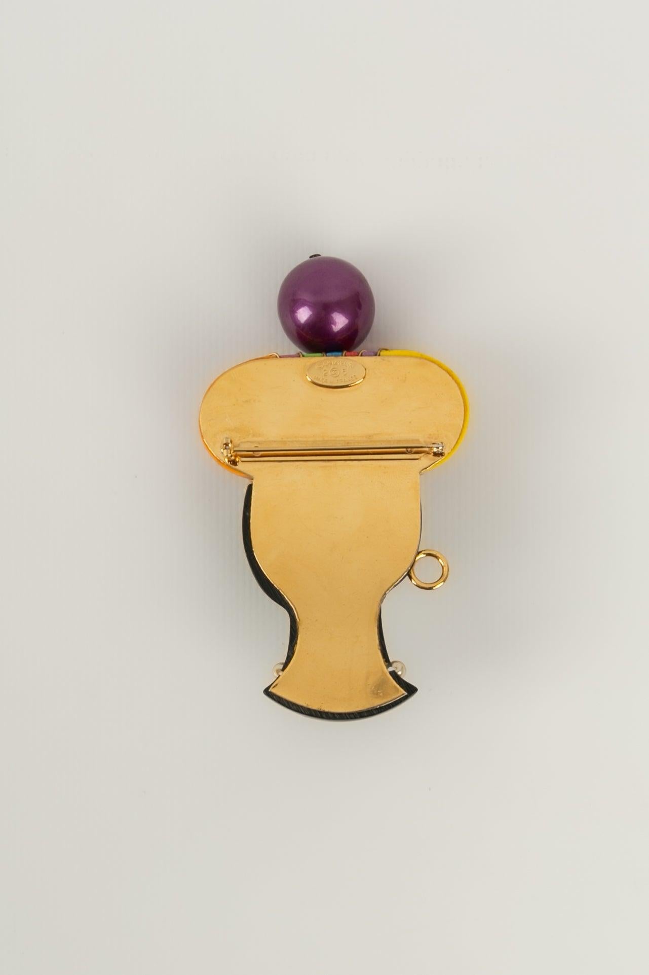 Chanel Iconic Brooch in Gold Metal and Bakelite For Sale 1