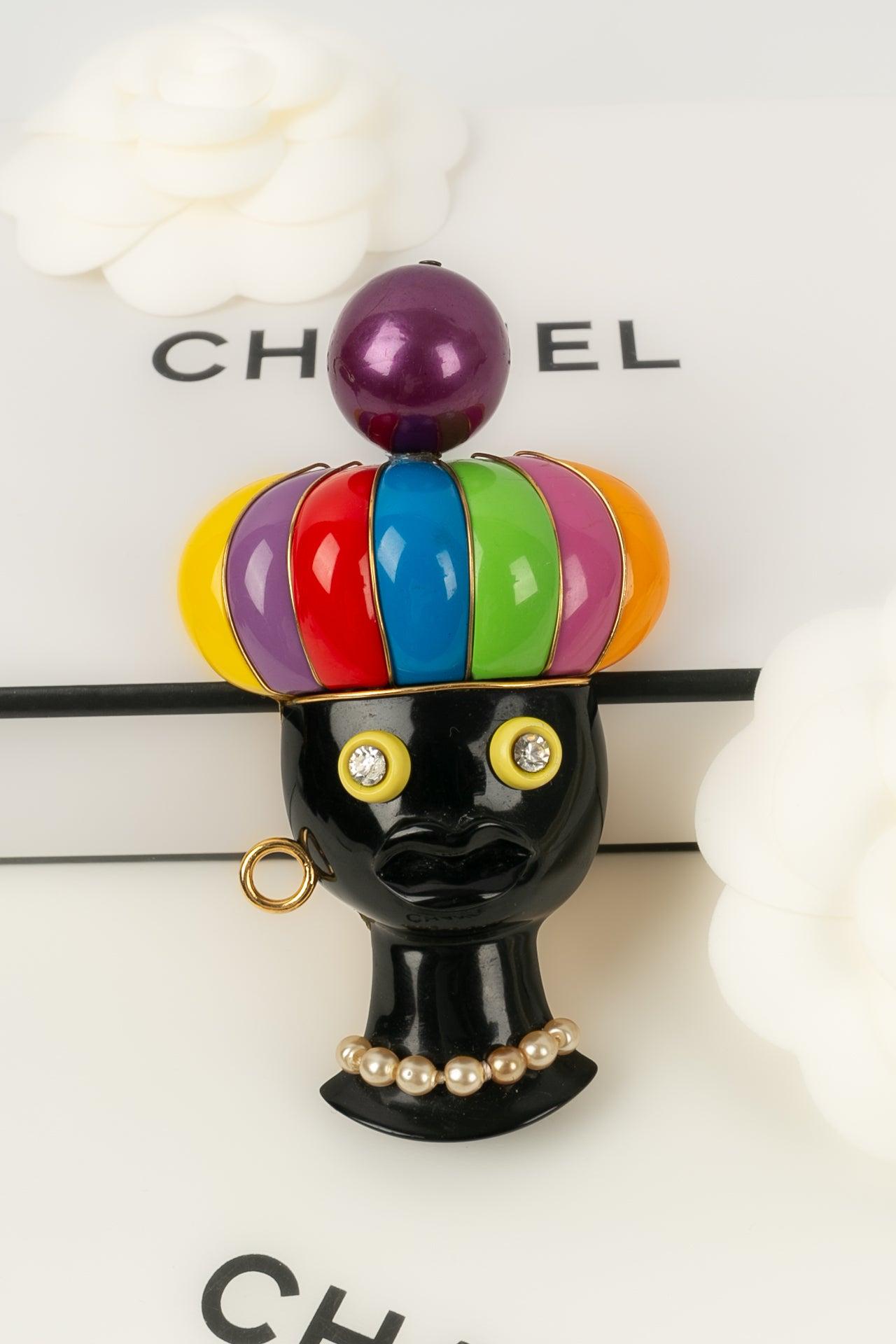 Chanel Ikonische Brosche aus Goldmetall und Bakelit im Angebot 3