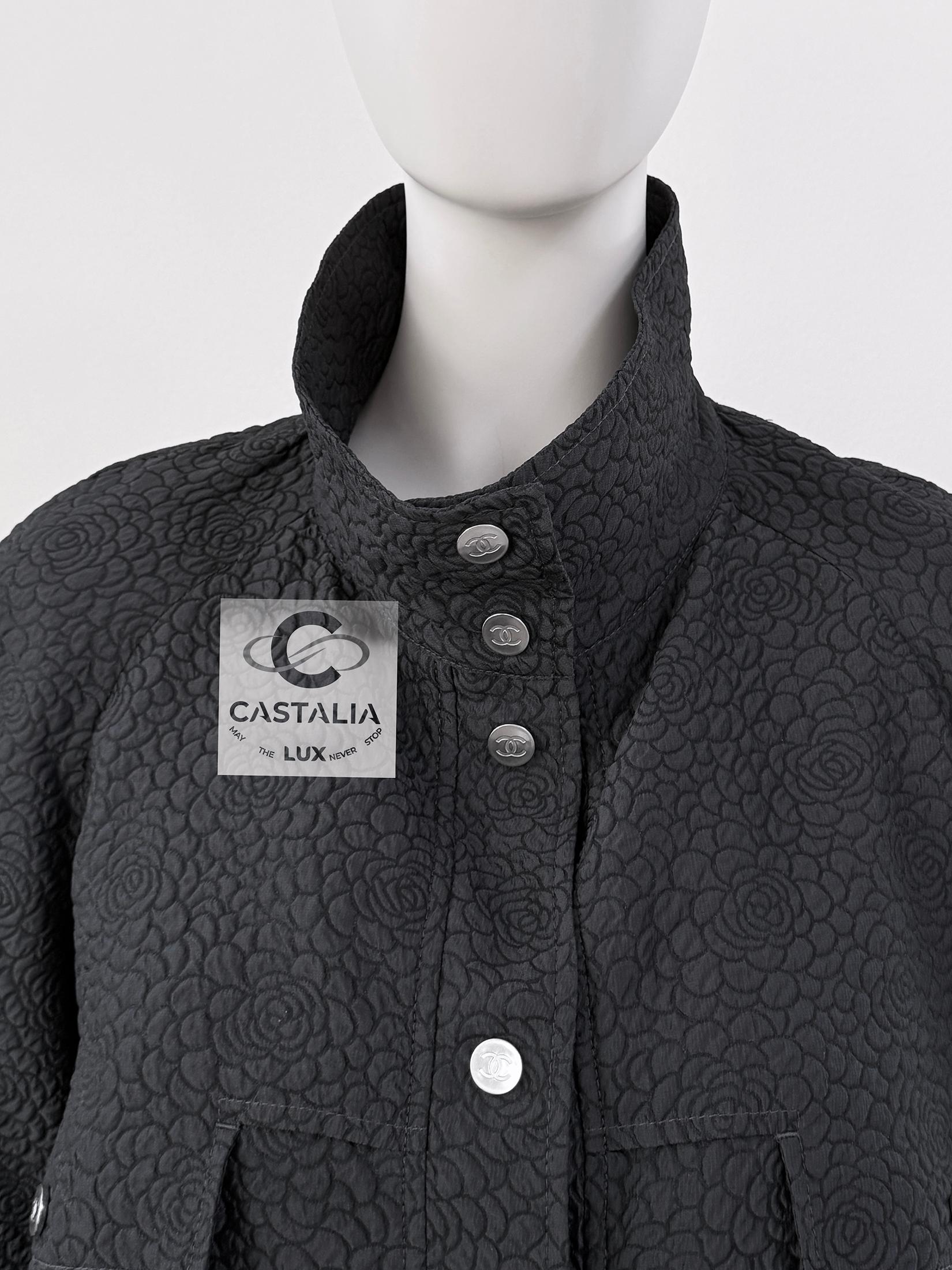 Chanel Iconic Camellias Pattern Trench Coat 44 FR In New Condition For Sale In Dubai, AE