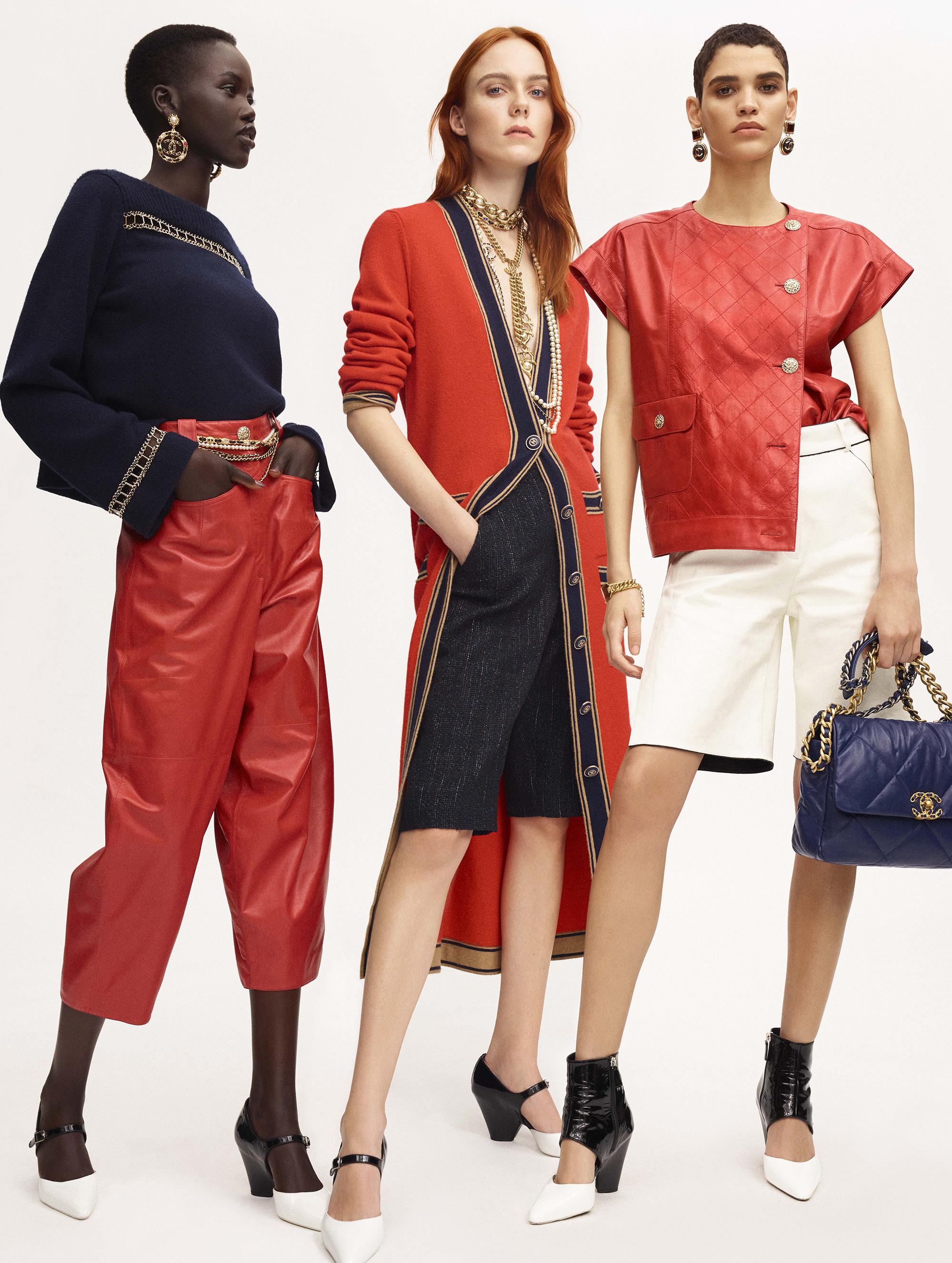 Iconic Chanel maxi red cashmere cardigan from 2020 Cruise Collection ~ as seen in AD Campaign and on the covers of the magazines!
~ super recognizable piece, same in Jennie Kim's wardrobe
Size mark 46 FR / Condition: never worn
- CC logo buttons
-