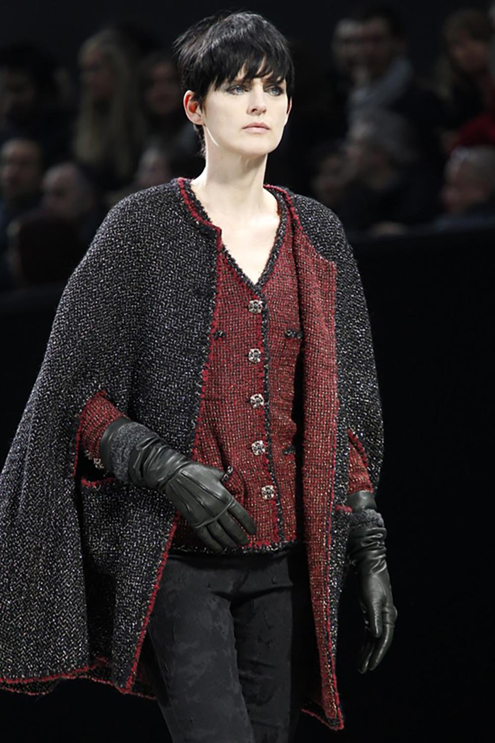 L'une des pièces les plus emblématiques de Chanel : la veste en tweed noir avec des boutons CC Gripoix, pièce maîtresse, de la Collectional S 2011 de Karl Lagerfeld.
Prix boutique supérieur à 9 000$. Taille 40 FR. N'a jamais été porté.
- en tweed
