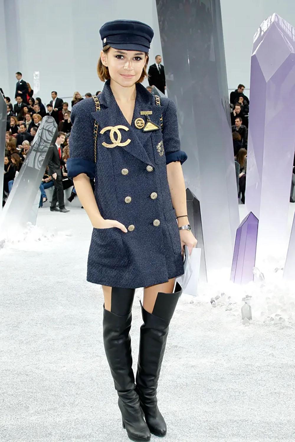 Chanel Iconic CC Logo Patch Chaqueta de tweed azul marino 36 FR en Nuevo estado para la venta en Dubai, AE