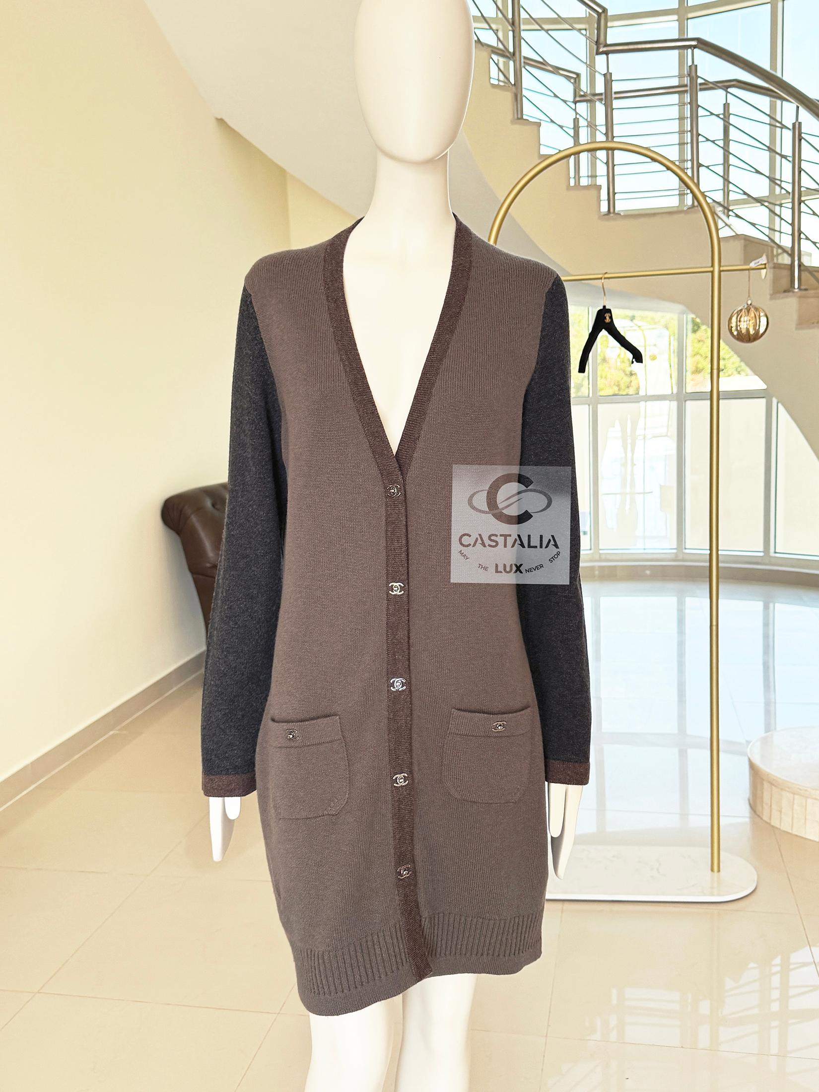 Chanel Iconic CC Turnlock Beige Cashmere Cardigan 34 FR In Excellent Condition In Dubai, AE
