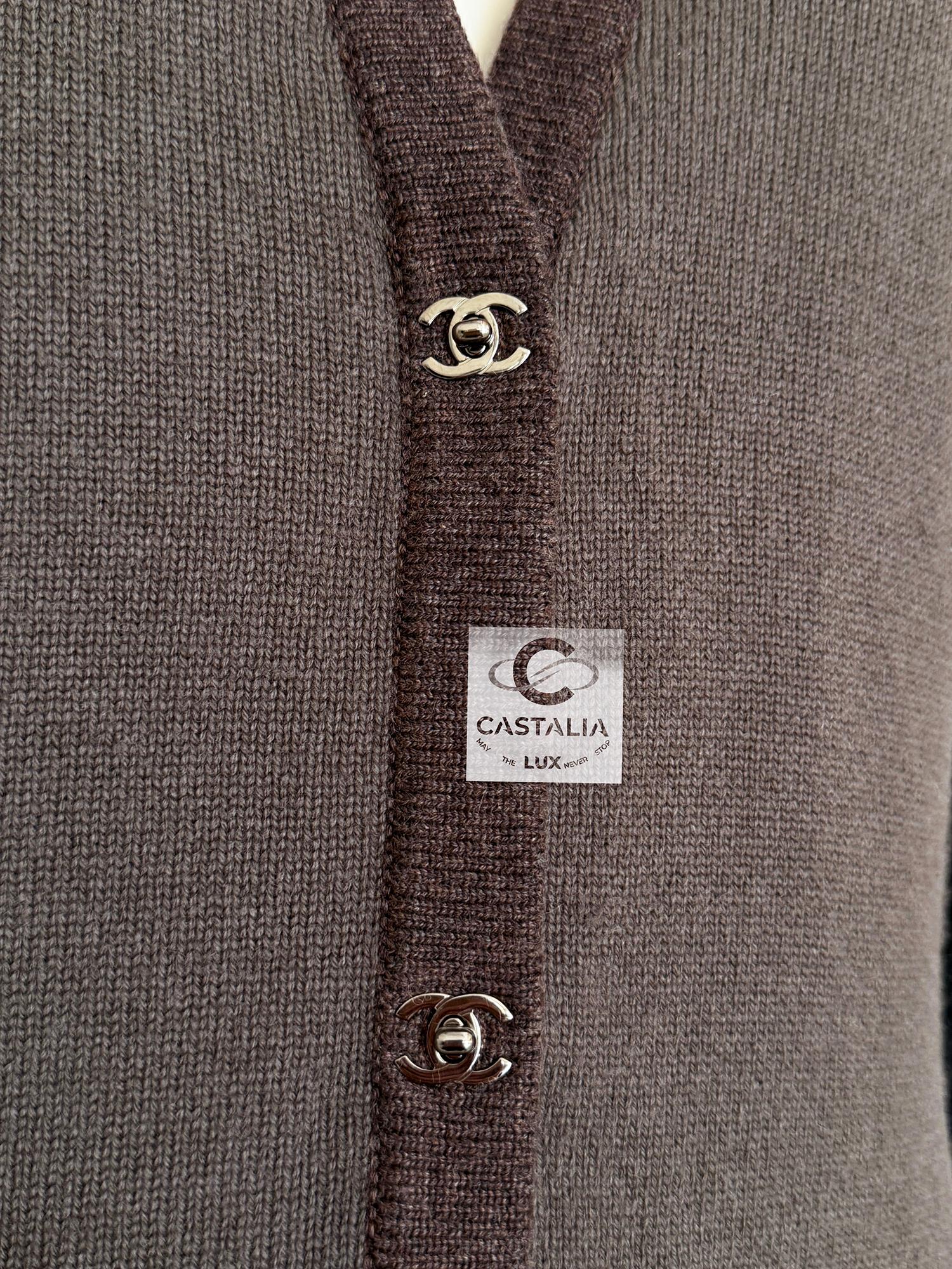 Women's or Men's Chanel Iconic CC Turnlock Beige Cashmere Cardigan 34 FR