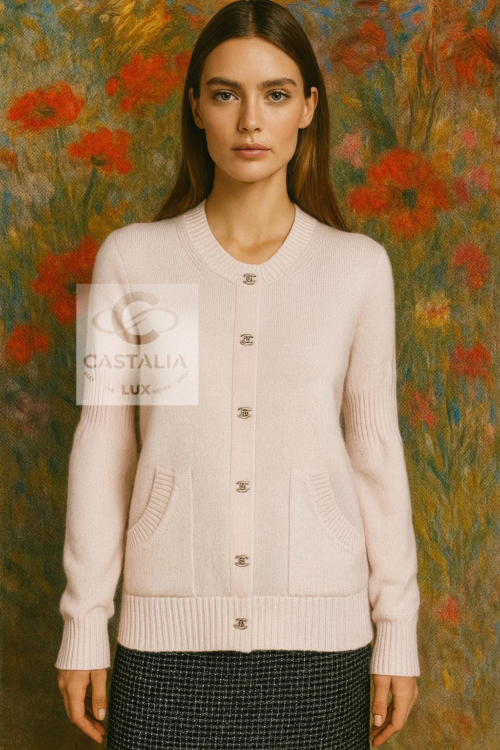 CHANEL Cárdigan de cachemira rosa rubor con cierres CC Turnlock

~Una oda eterna a la feminidad discreta, 
este cárdigan de cachemira rosa de Chanel encarna con serena precisión los códigos atemporales de la Casa

~ Este modelo de cárdigan