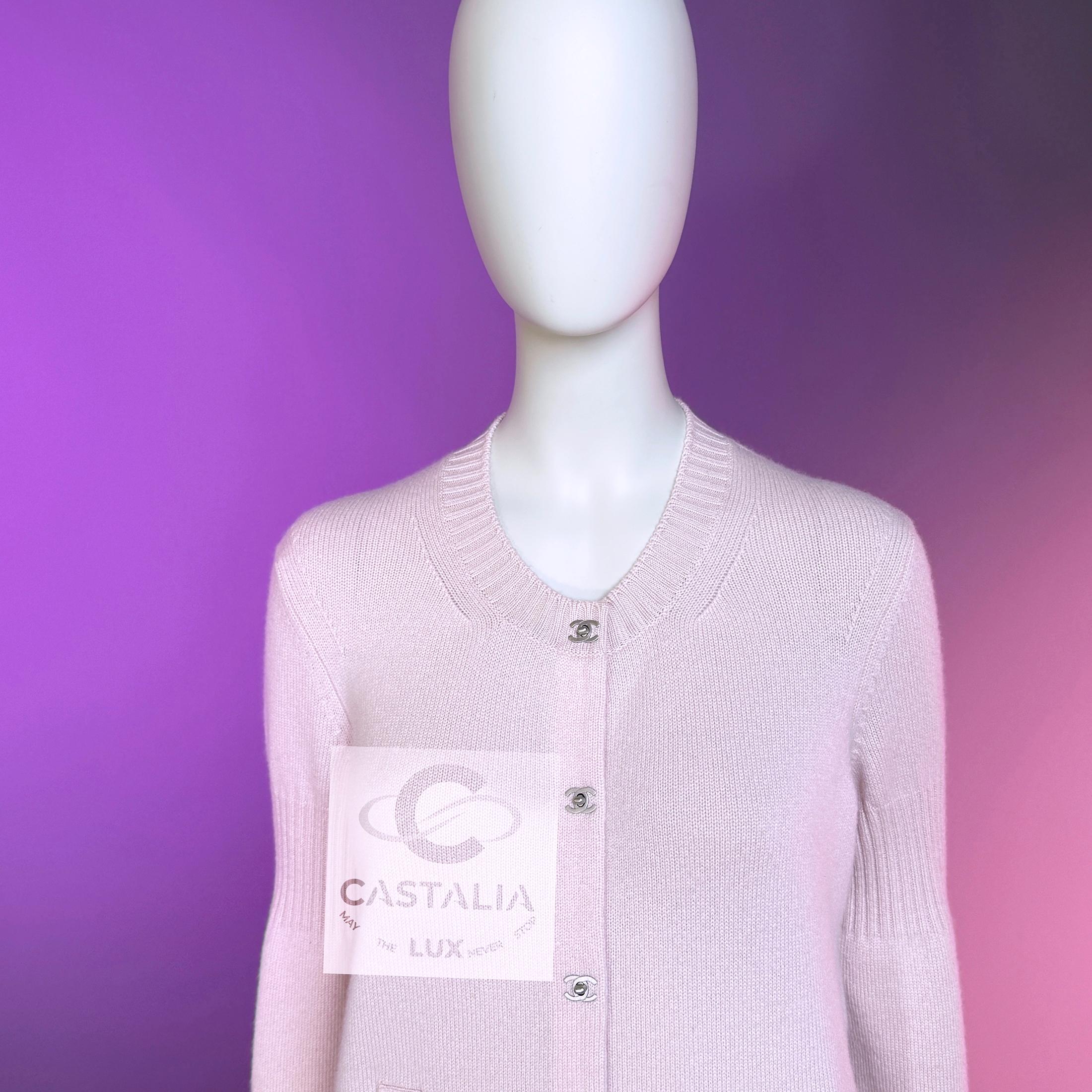 Chaqueta Chanel Iconic CC Turnlock en rosa rubor 40 FR en Excelente Estado en Dubai, AE