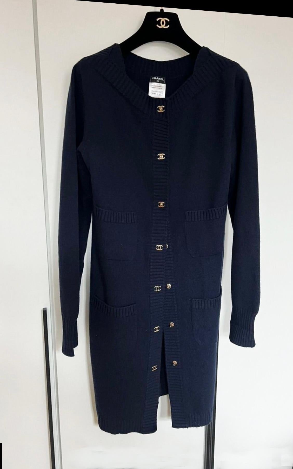 New Chanel navy cashmere cardigan with iconic CC Turnlock closure
Taille 42 FR.