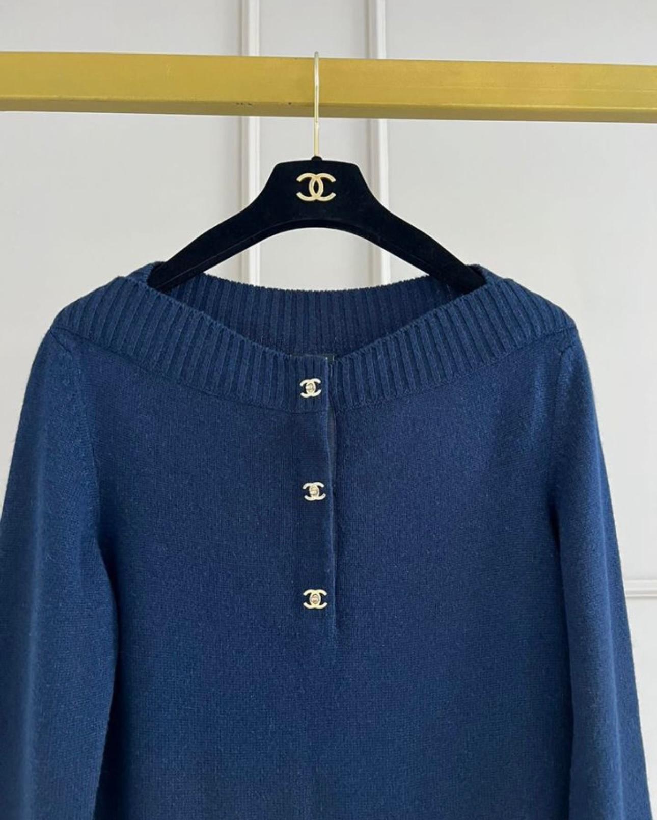 Iconic Chanel navy cashmere dress with CC turnlock closures!
Size mark 38 FR. Kept unworn, condition is pristine.