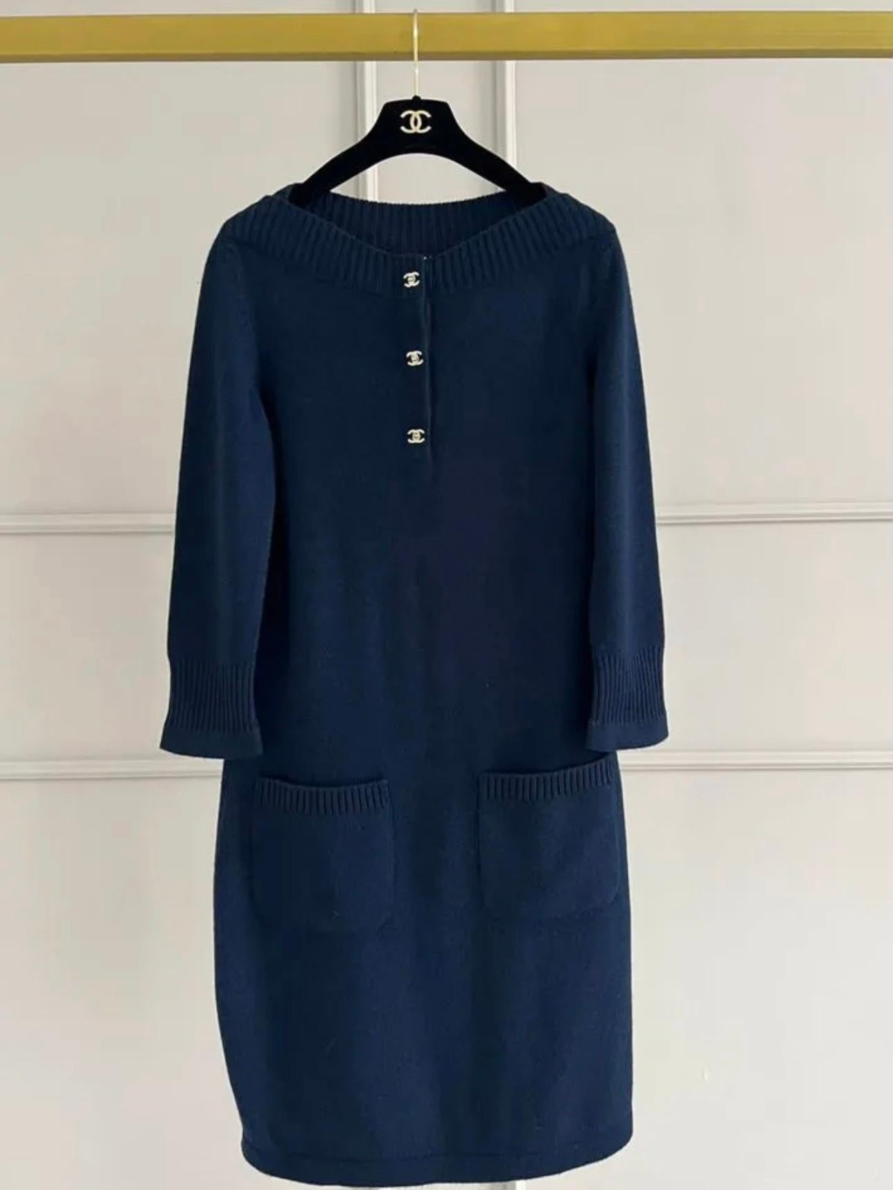 Chanel Iconic CC Turnlock Navy Cashmere Dress In Excellent Condition For Sale In Dubai, AE