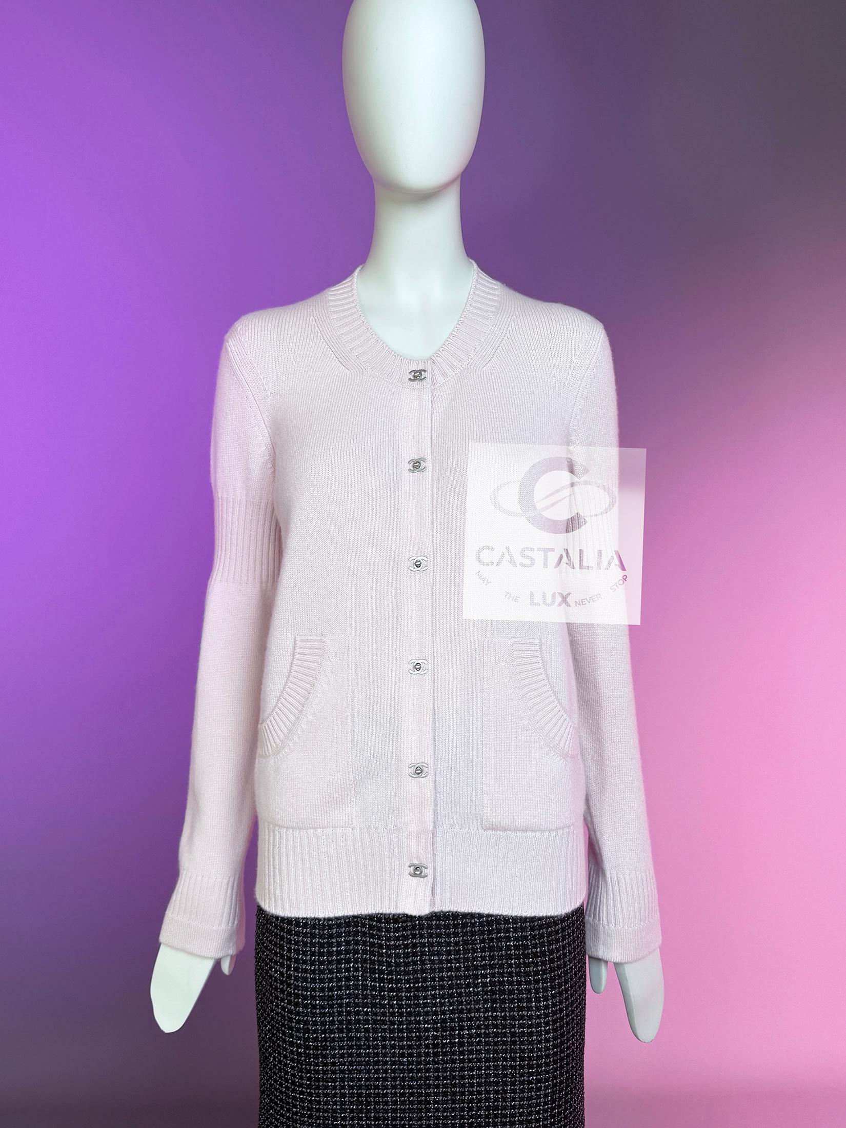 Chanel Iconic CC Turnlocks Cárdigan rosa rubor 40 FR en Excelente Estado en Dubai, AE