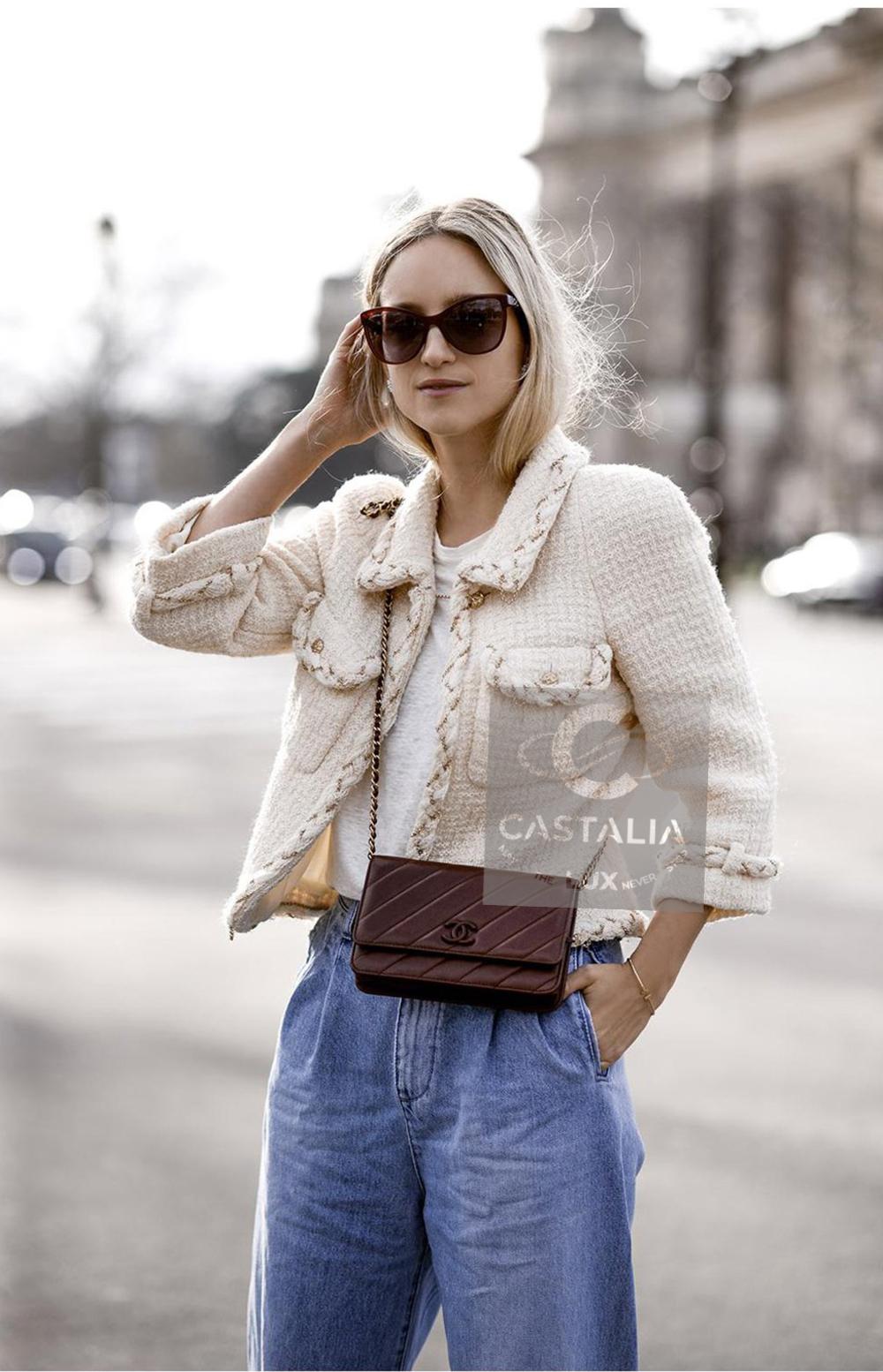 CHANEL - Collectional Ecru Tweed-Jacke mit Kettenglieder-Verzierung
- Wie bei Modeikone Anna Wintour gesehen - 

~  Ein zeitloses Emblem des ewigen Repertoires der Maison 
~ Eine Kreation, bei der Eleganz zu Architektur wird und Zurückhaltung in