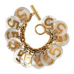 Bracciale con charme iconico di Chanel in pastiglie perlate