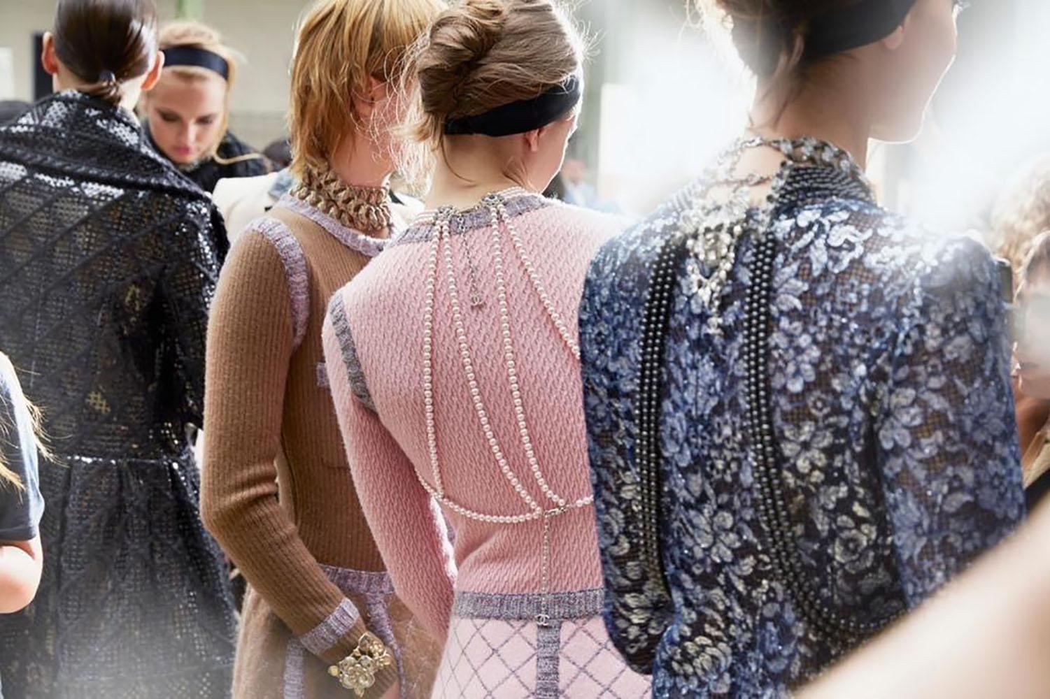 Chanel Iconic Coco Brasserie Icon Gestepptes Jackenkleid im Angebot 3