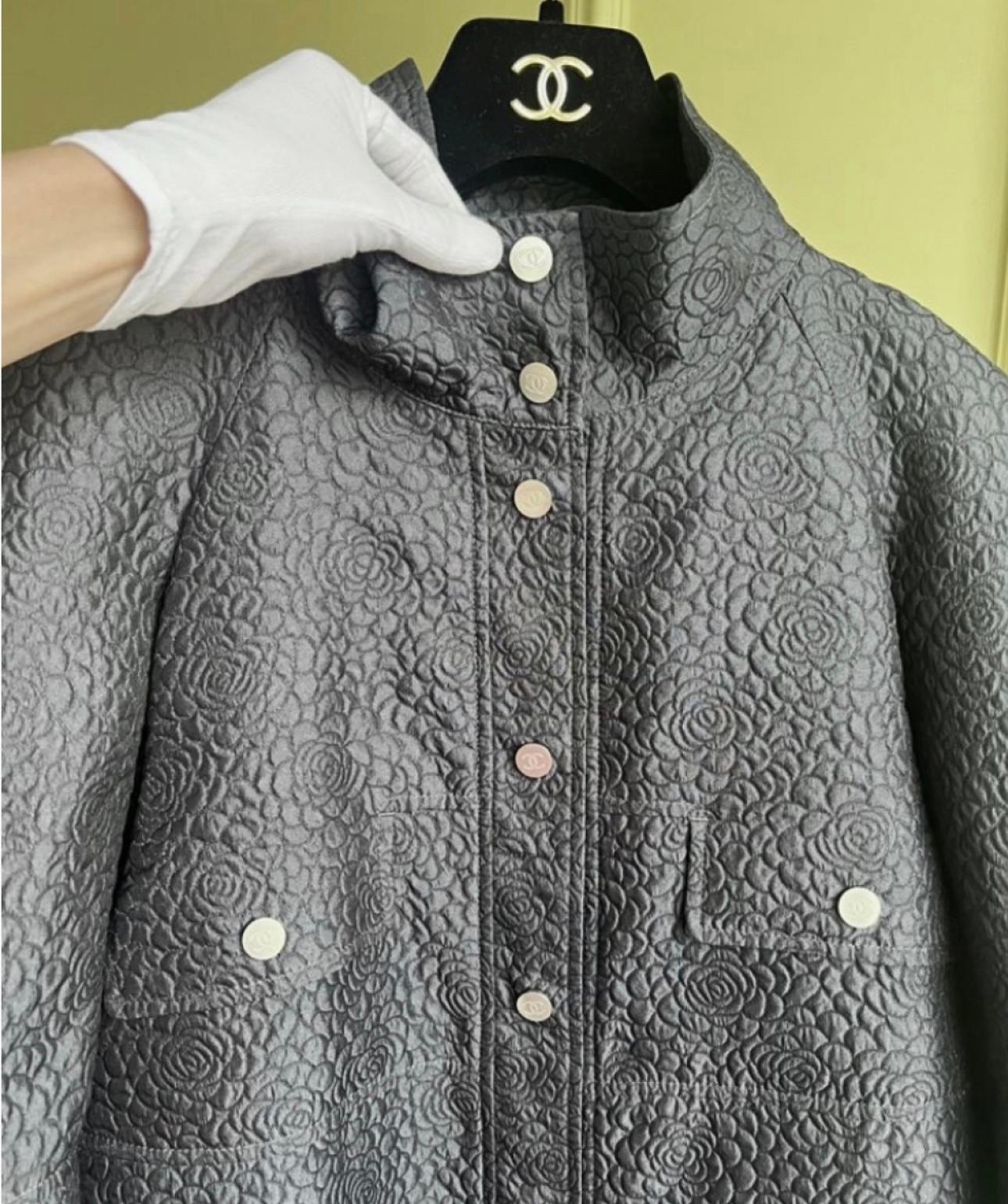 Stunning Chanel anthracite trench coat with signature Camellias pattern ~ featuring brand's most iconic cocoon silhouette!
- CC logo silver-tone buttons
Size mark 36 FR / Condition is pristine