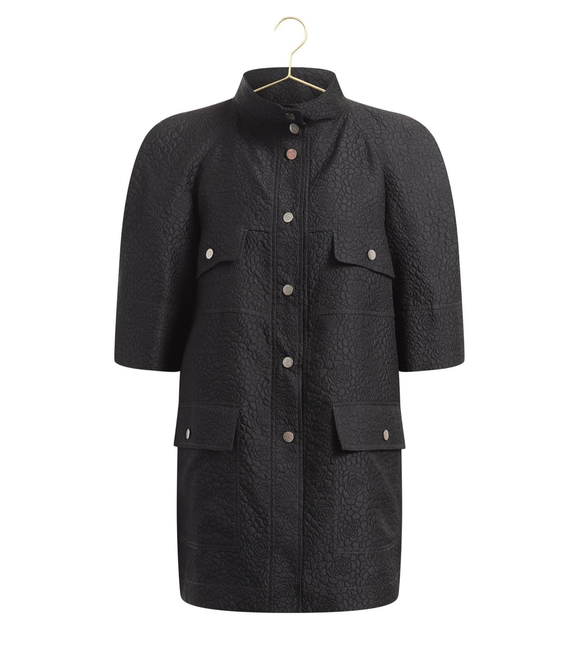 Atemberaubender Chanel Trenchcoat mit Kamelien-Muster 
~ mit der ikonischen Silhouette des Kokons der Marke!
- Silberfarbene Knöpfe mit CC-Logo
Größenbezeichnung 36 FR / Zustand ist tadellos