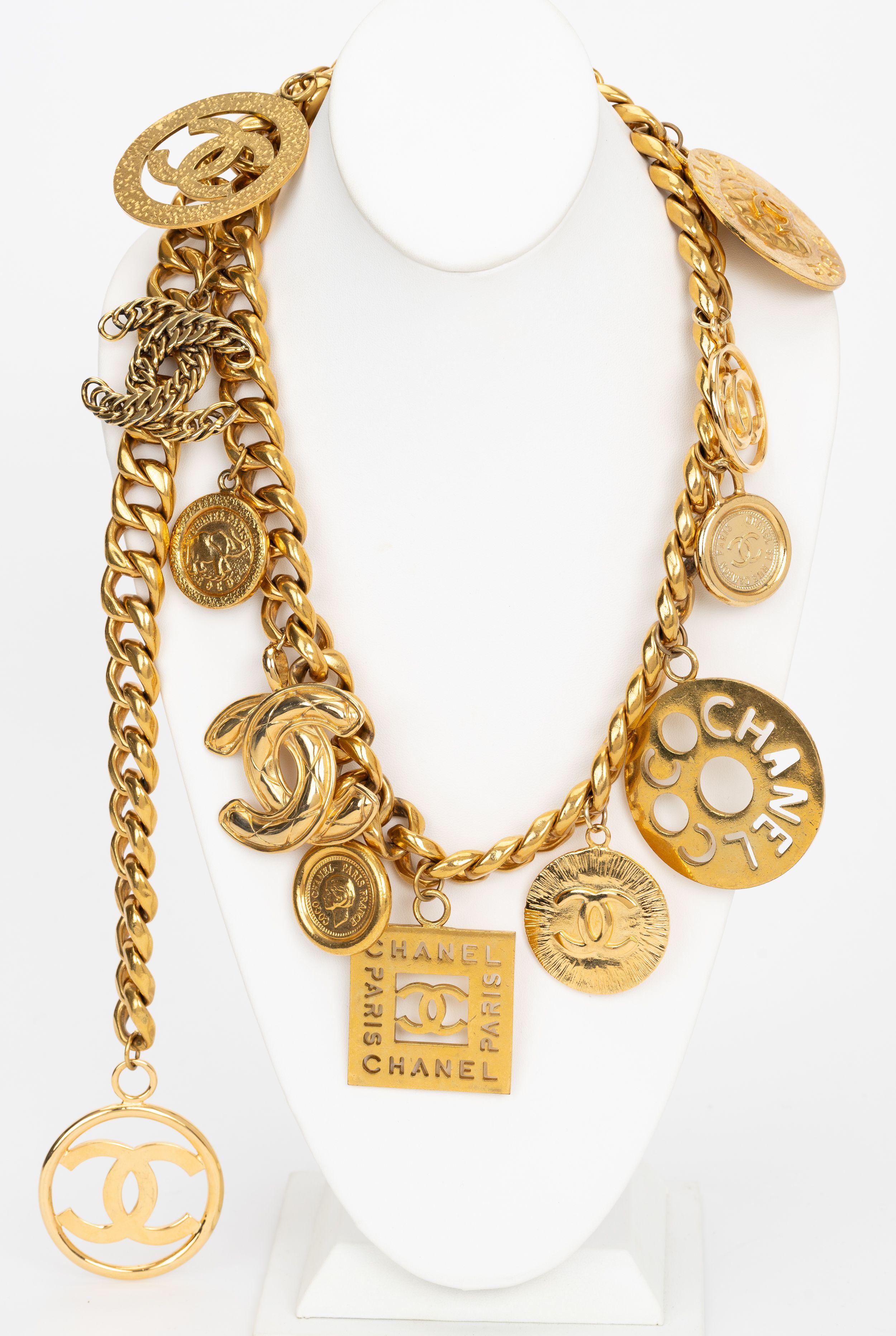 L'iconica cintura Chanel può essere indossata anche come collana. L'articolo più completo che abbiamo mai trovato, con 12 charme diversi. Collection'S disegnata da Victoire de Castellaine. Metallo placcato oro 24 kt. Viene fornito con la scatola