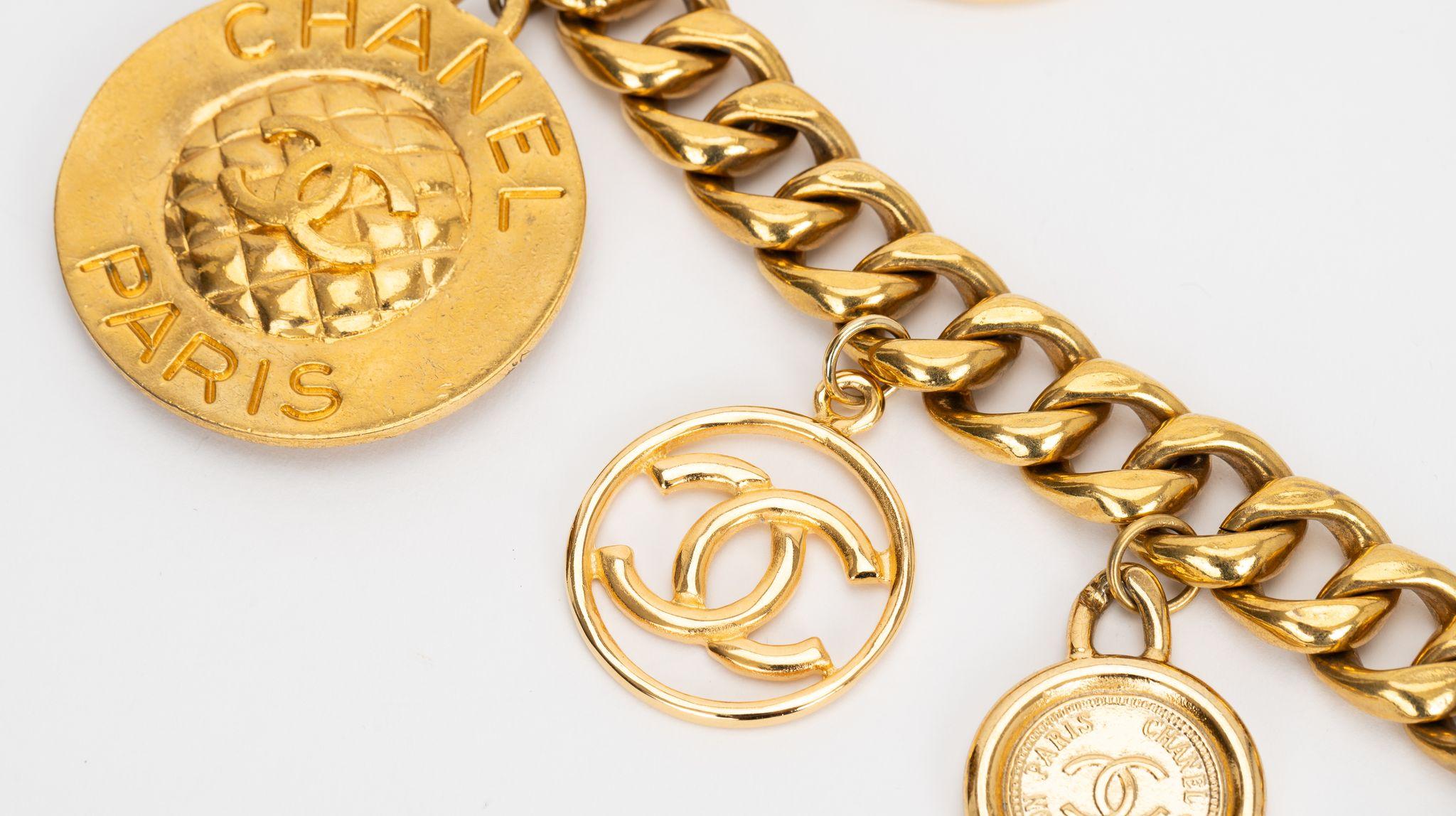 Donna Cintura con 12 charme da collezione Chanel Iconic in vendita