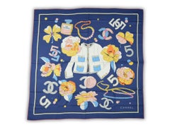 Châle en soie bleue de Chanel Iconic Designs