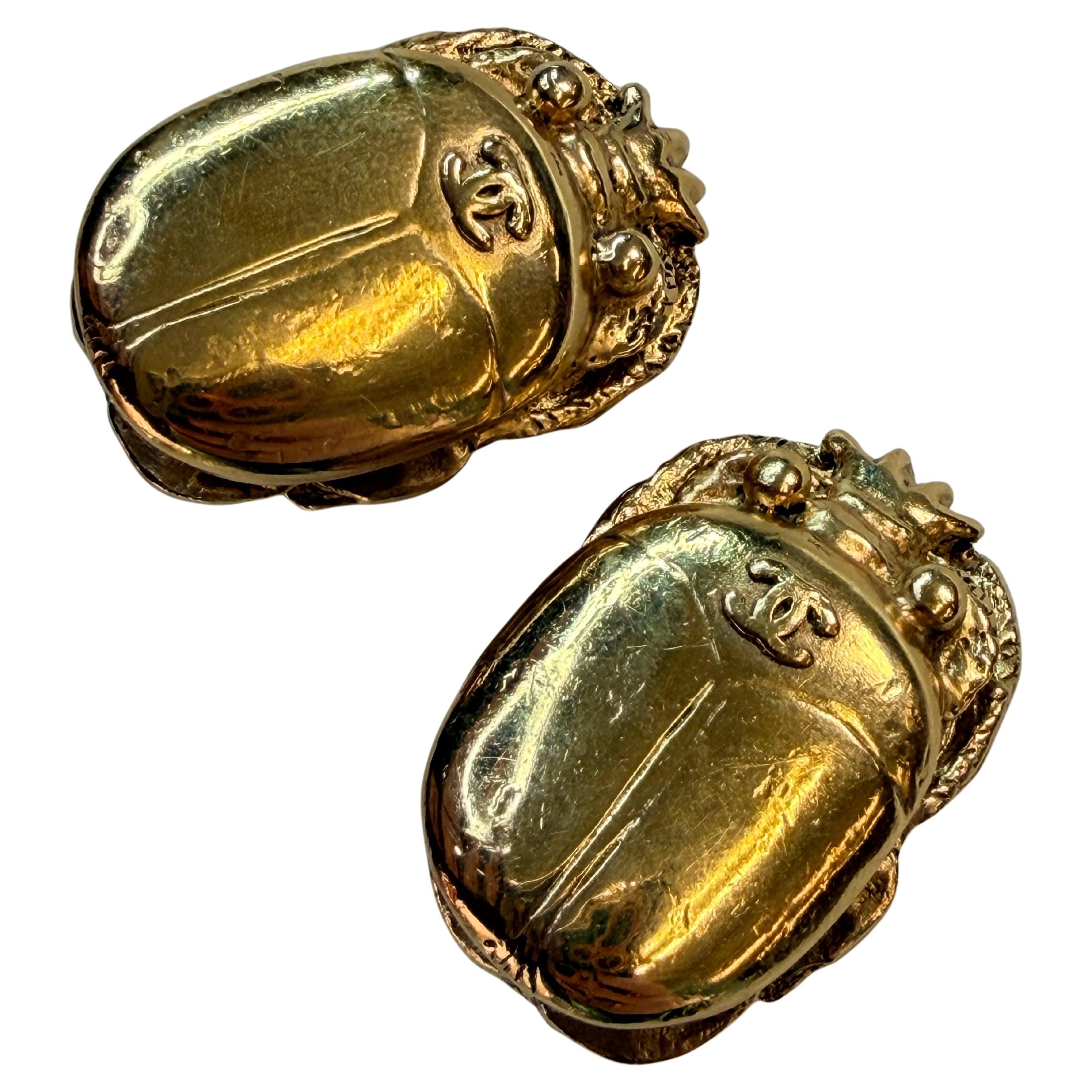 Chanel Iconic Egypt Collection Runway Scarab Clip on Earrings en venta