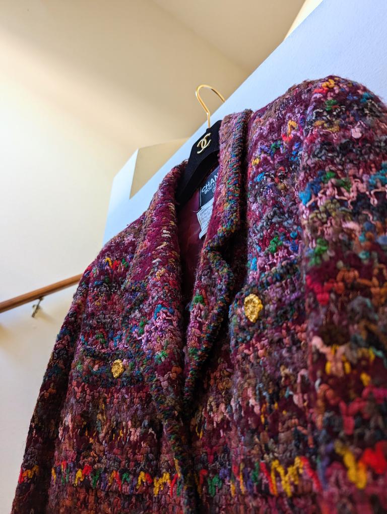 Seltener Laufsteg-Schatz
Direkt vom legendären Chanel-Laufsteg für den Herbst 1993, den Naomi Campbell trug, ist dieser reich gewebte, mehrfarbige Tweed-Mantel das ultimative Sammlerstück. Ein wahres Meisterwerk aus der Karl Lagerfeld-Ära, mit