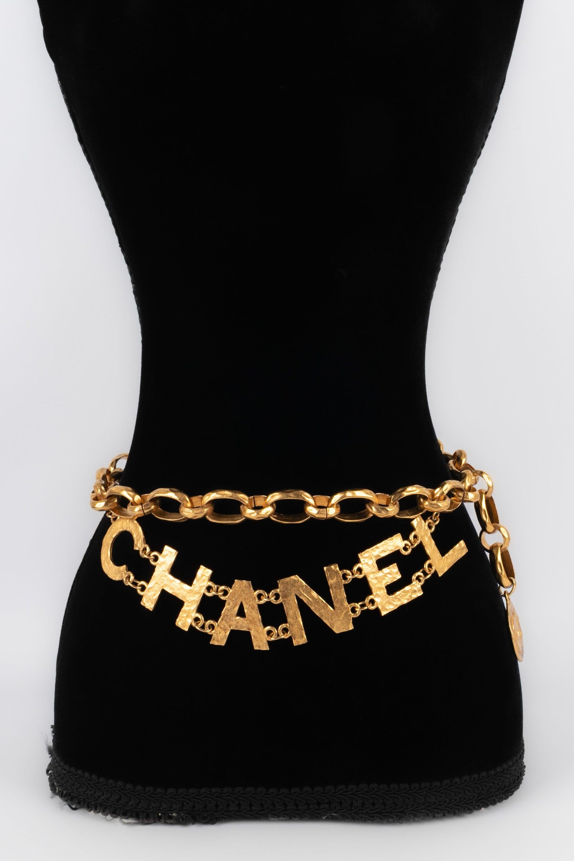 Chanel - (Made in France) Iconic golden metal belt from the 1993 Spring-Summer collection.
 
 Additional information: 
 Condition: Very good condition
 Dimensions: Length: 96 cm
 Period: 20th Century
 
 Seller Reference: CCB63