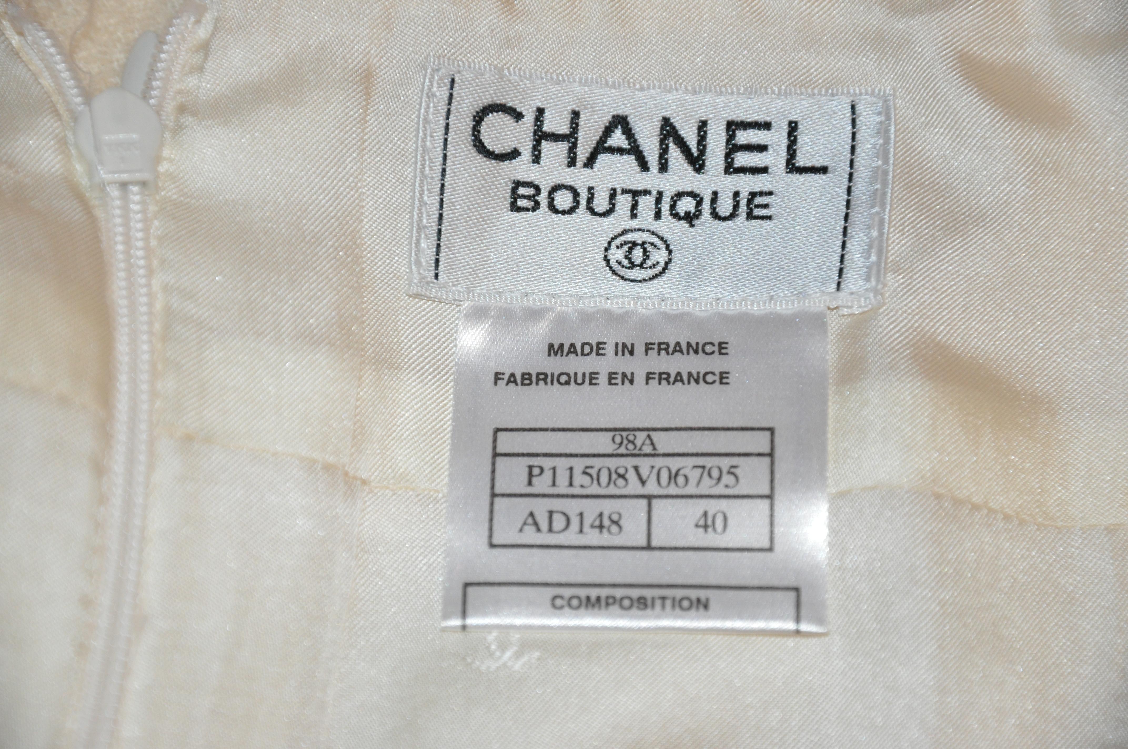 Beige Chanel - Jupe à fermeture éclair en laine bouclée ivoire emblématique en vente