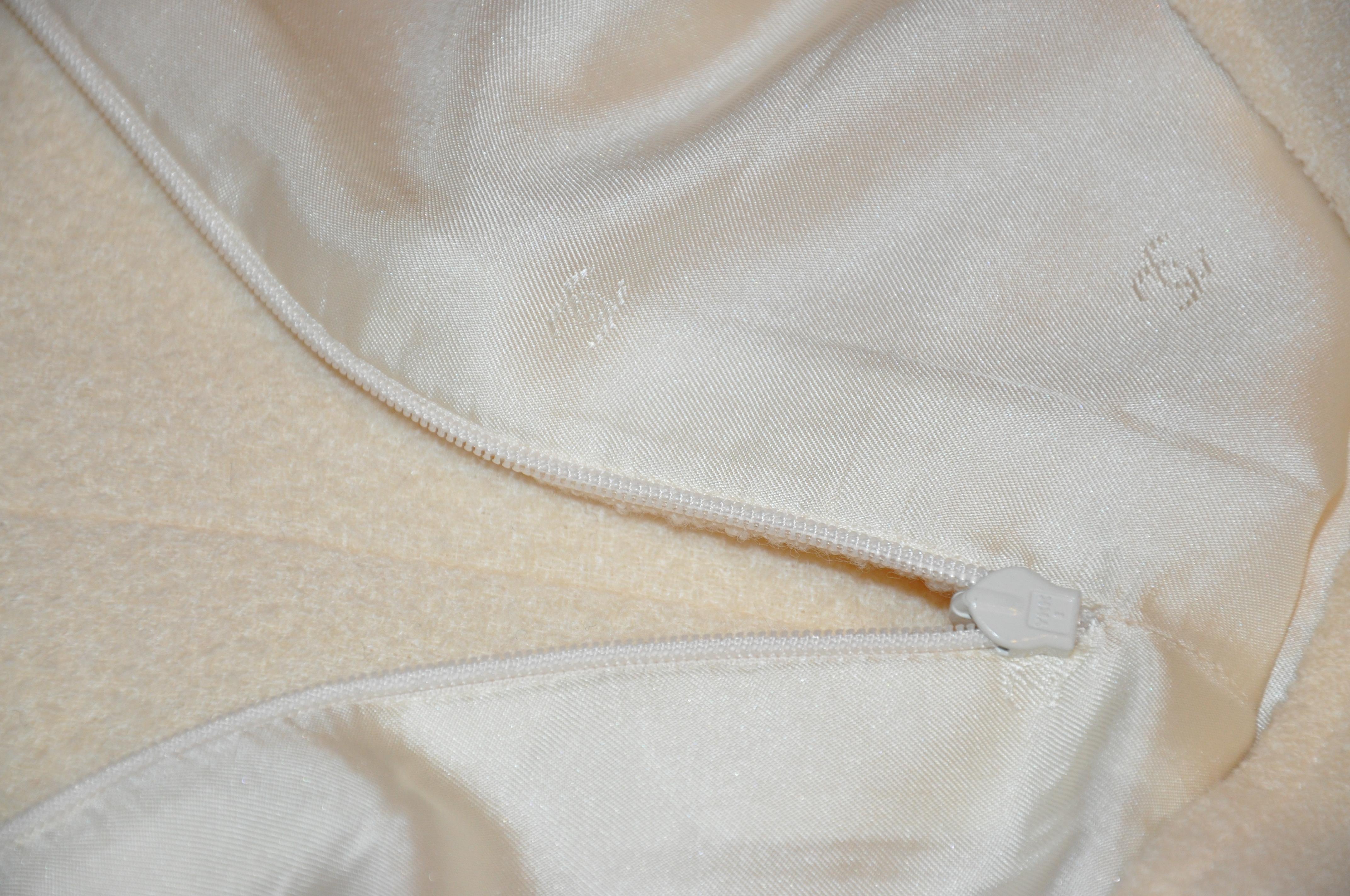 Chanel - Jupe à fermeture éclair en laine bouclée ivoire emblématique Unisexe en vente