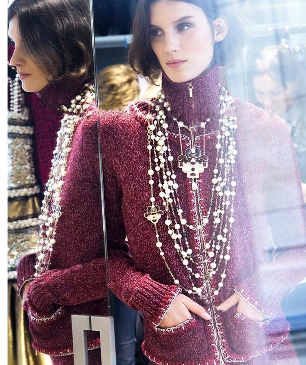 CHANEL Iconic Kristen Stewart Style Burgundy Jacke 34 FR im Zustand „Neu“ im Angebot in Dubai, AE