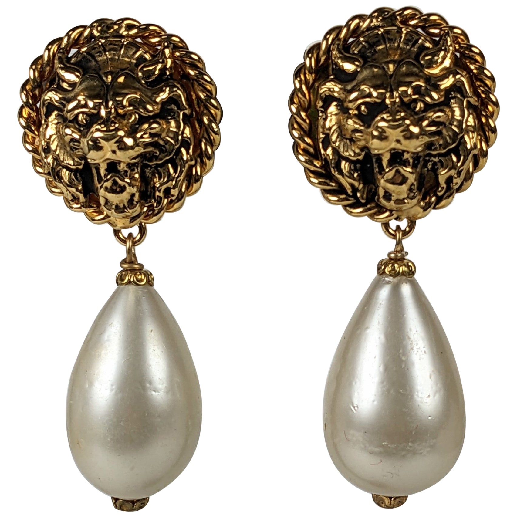 Pendants d'oreilles Chanel Iconic Lion et perles, Gripoix