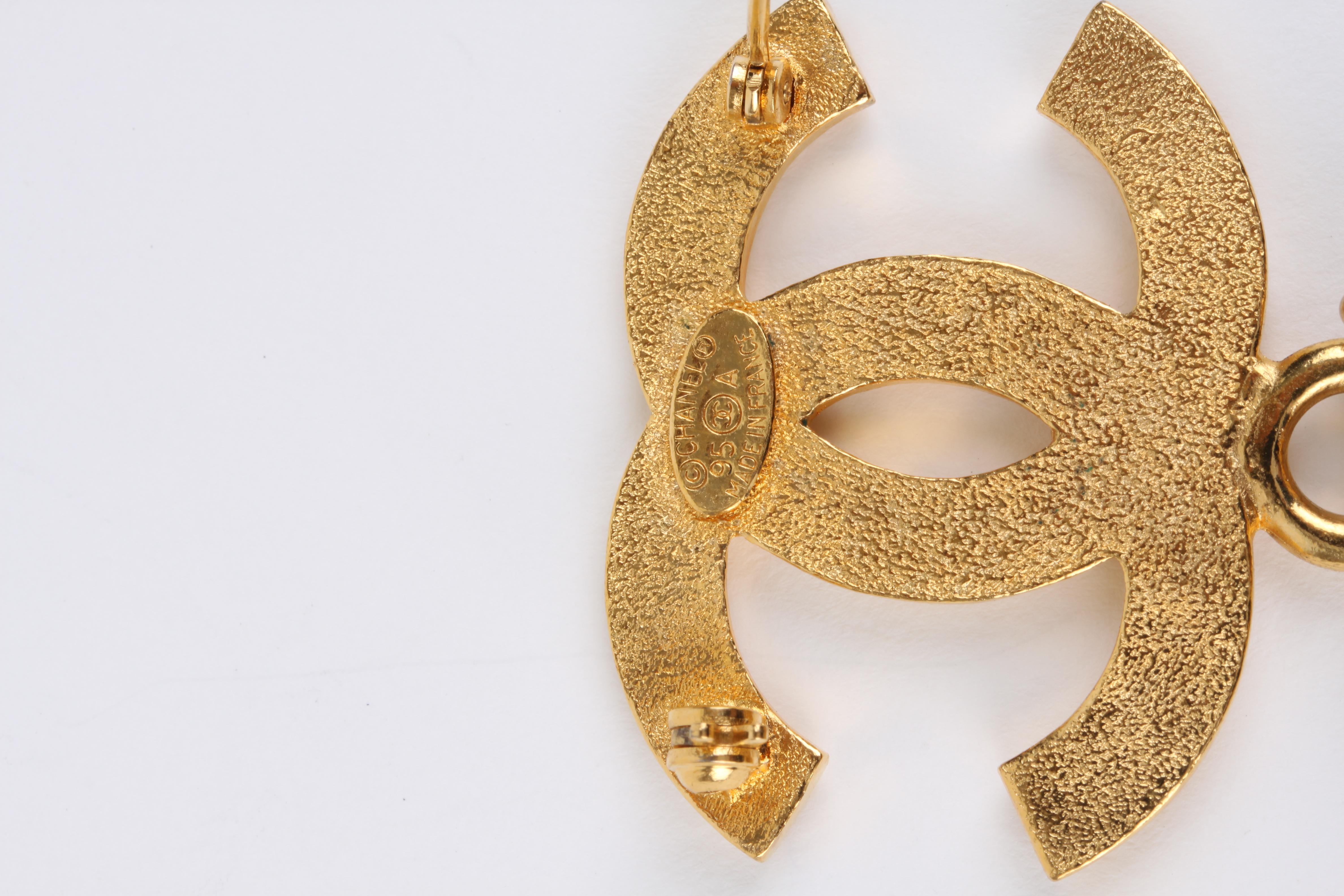   Chanel Iconic Lucky Charms Brooch - gold    In Good Condition For Sale In Baarn, NL