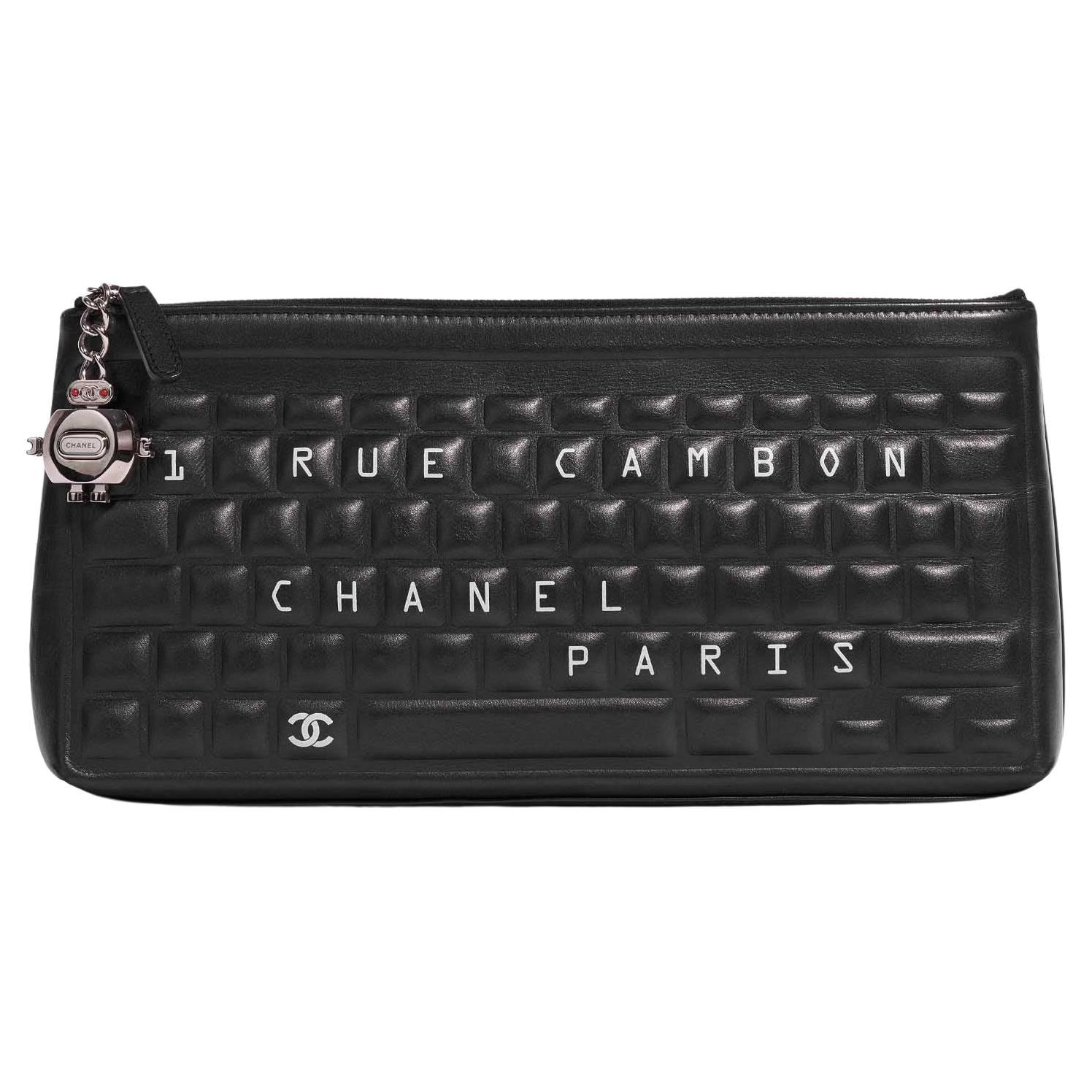 Chanel Iconic Novelty Keyboard Schwarzes Lammfell Clutch Minaudière   für Damen oder Herren im Angebot