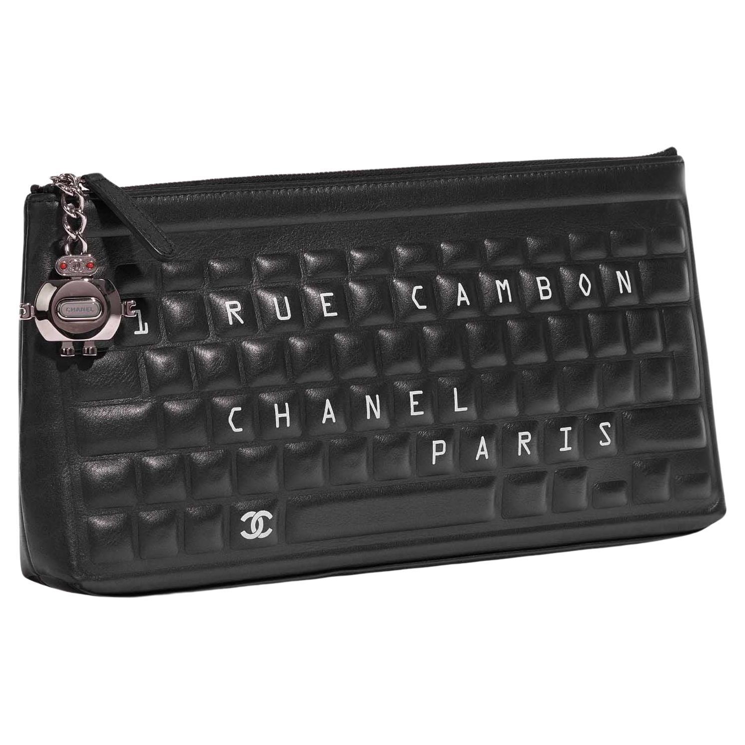 Chanel Iconic Novelty Keyboard Schwarzes Lammfell Clutch Minaudière   im Angebot