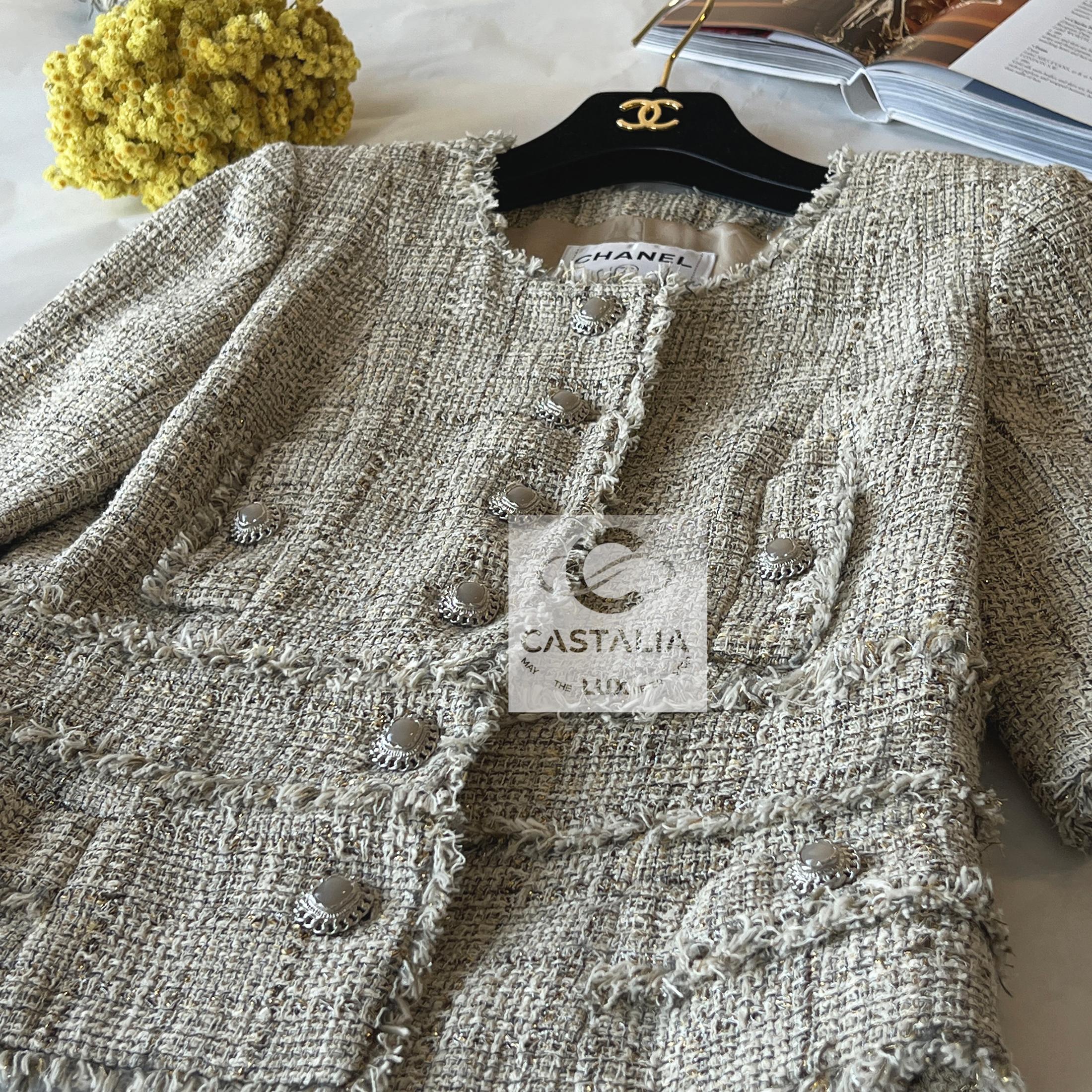 CHANEL Iconic Nude Beige Timeless Tweed Jacket 36 FR en vente 3