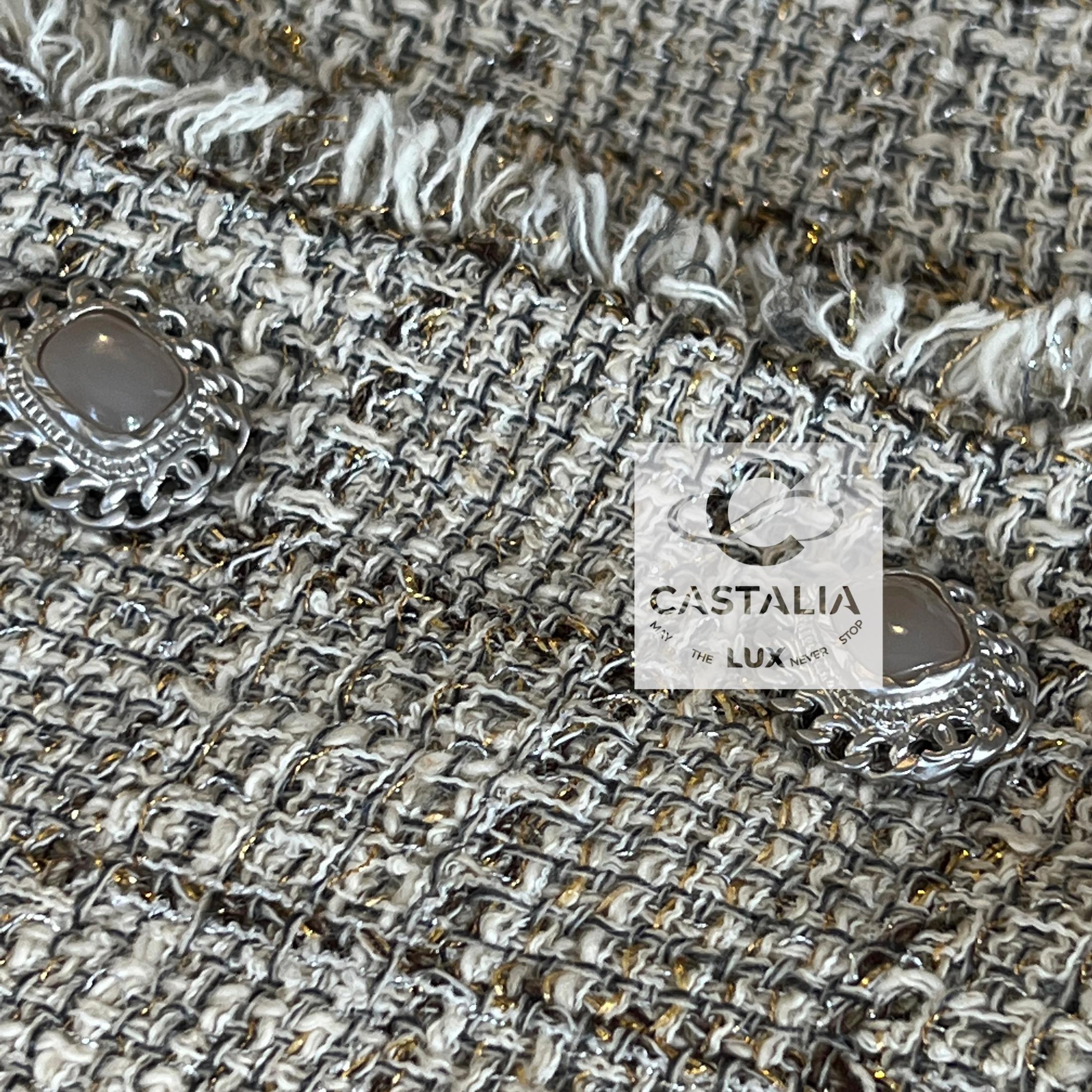 CHANEL Iconic Nude Beige Timeless Tweed Jacket 36 FR en vente 5