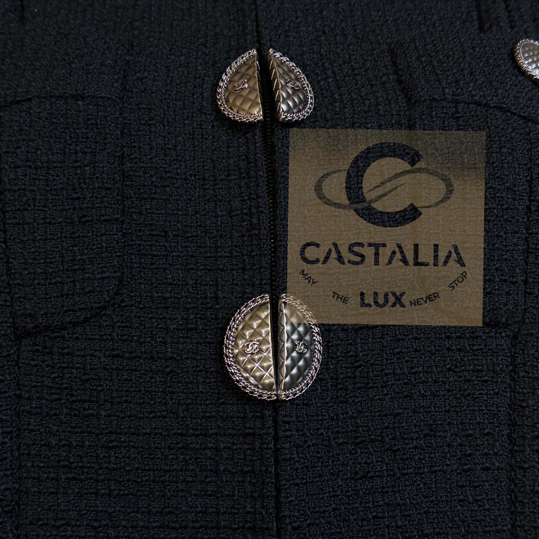 CHANEL - Veste en tweed noir Icone Paris / iCon 34 FR en vente 9