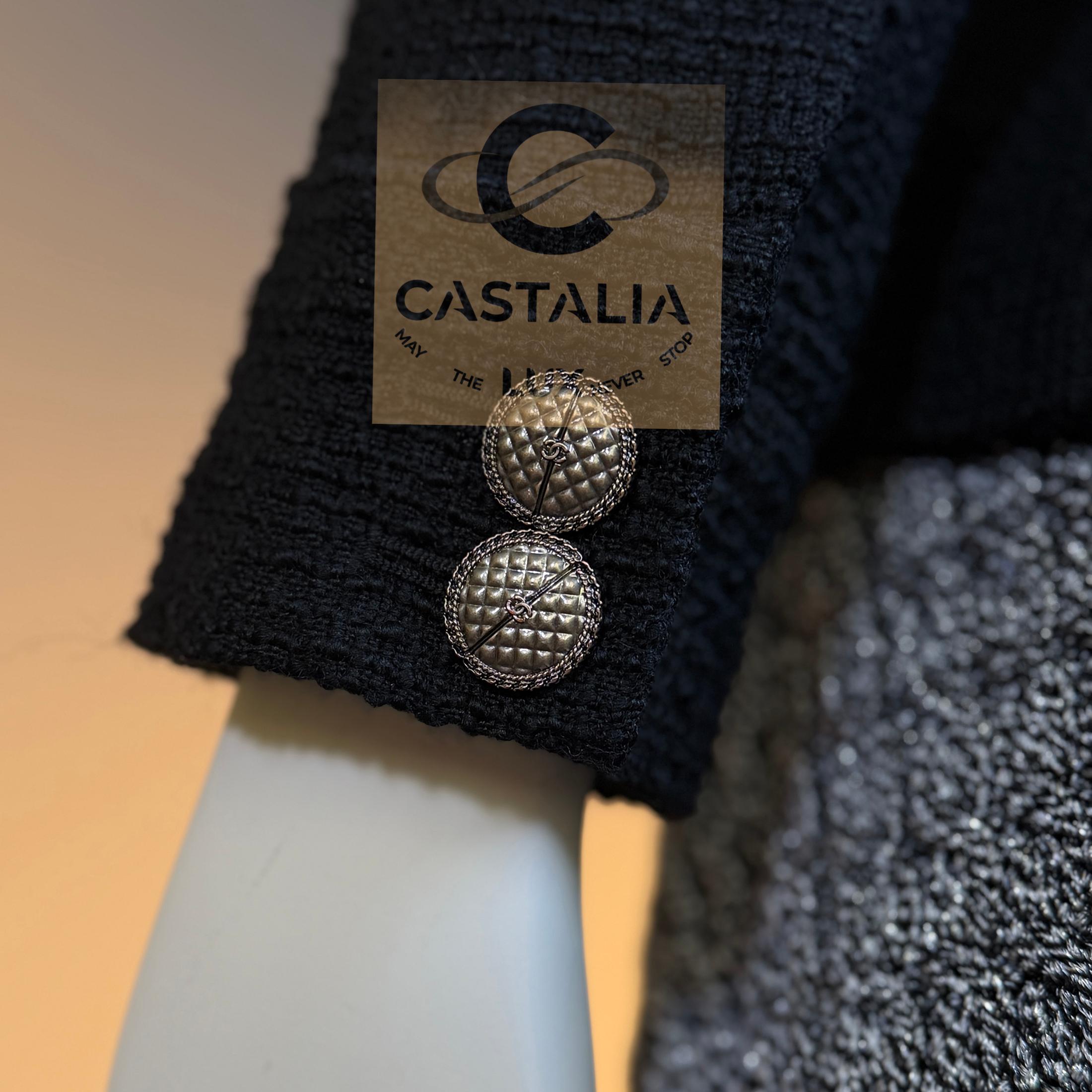 CHANEL - Veste en tweed noir Icone Paris / iCon 34 FR en vente 10