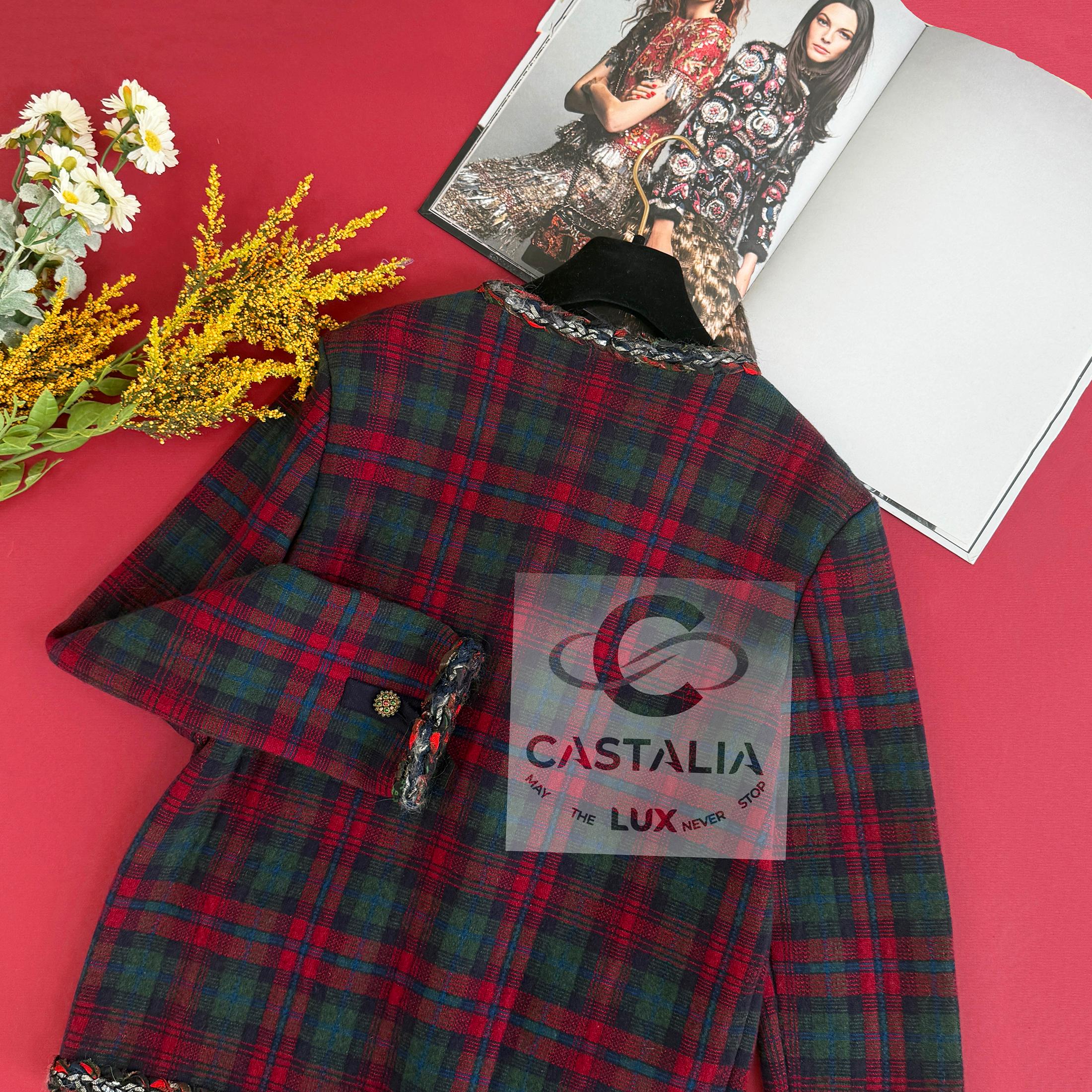 Chanel Iconic Paris / Edinburgh Giacca in tartan rosso 42 FR in vendita 11