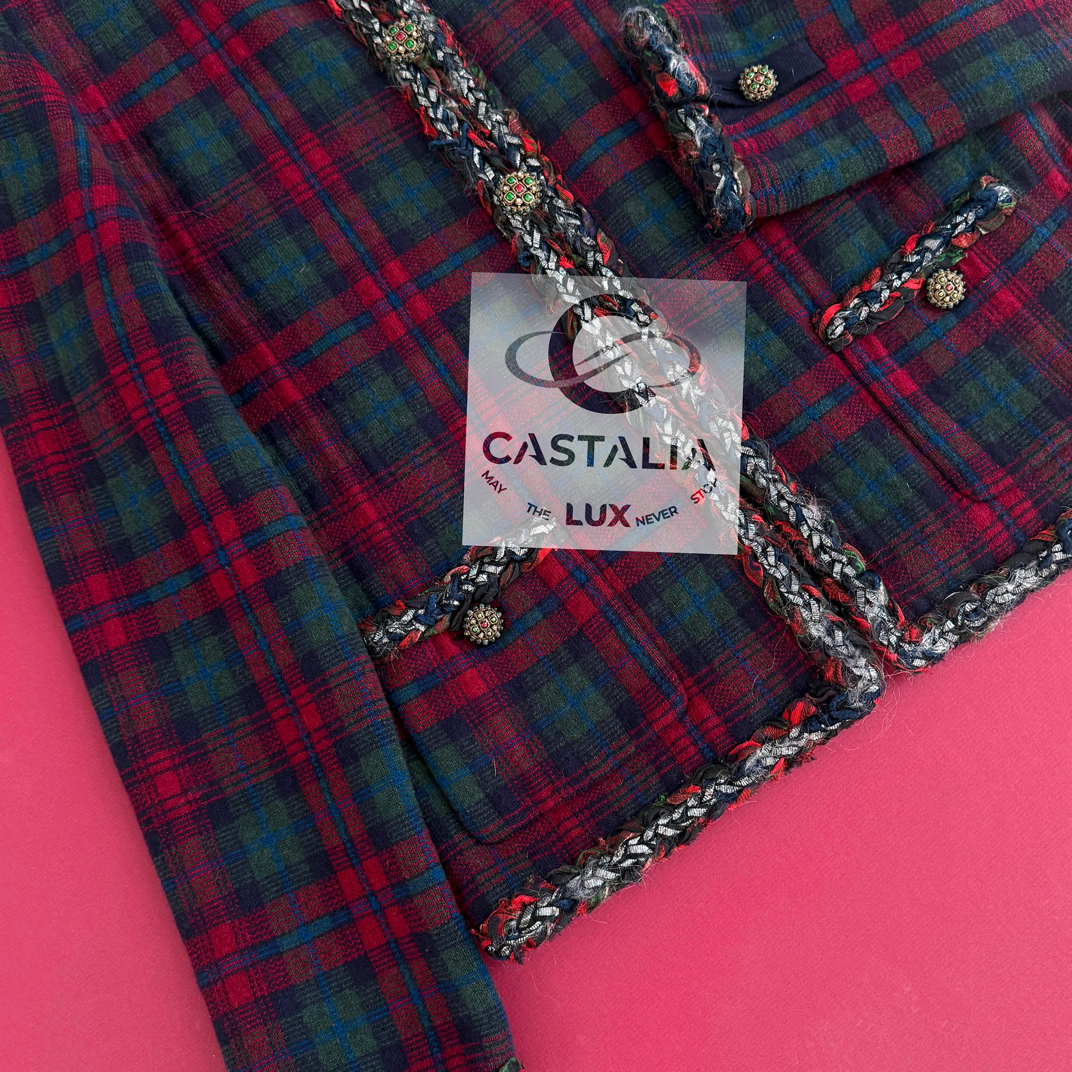 Chanel Iconic Paris / Edinburgh Giacca in tartan rosso 42 FR in vendita 4