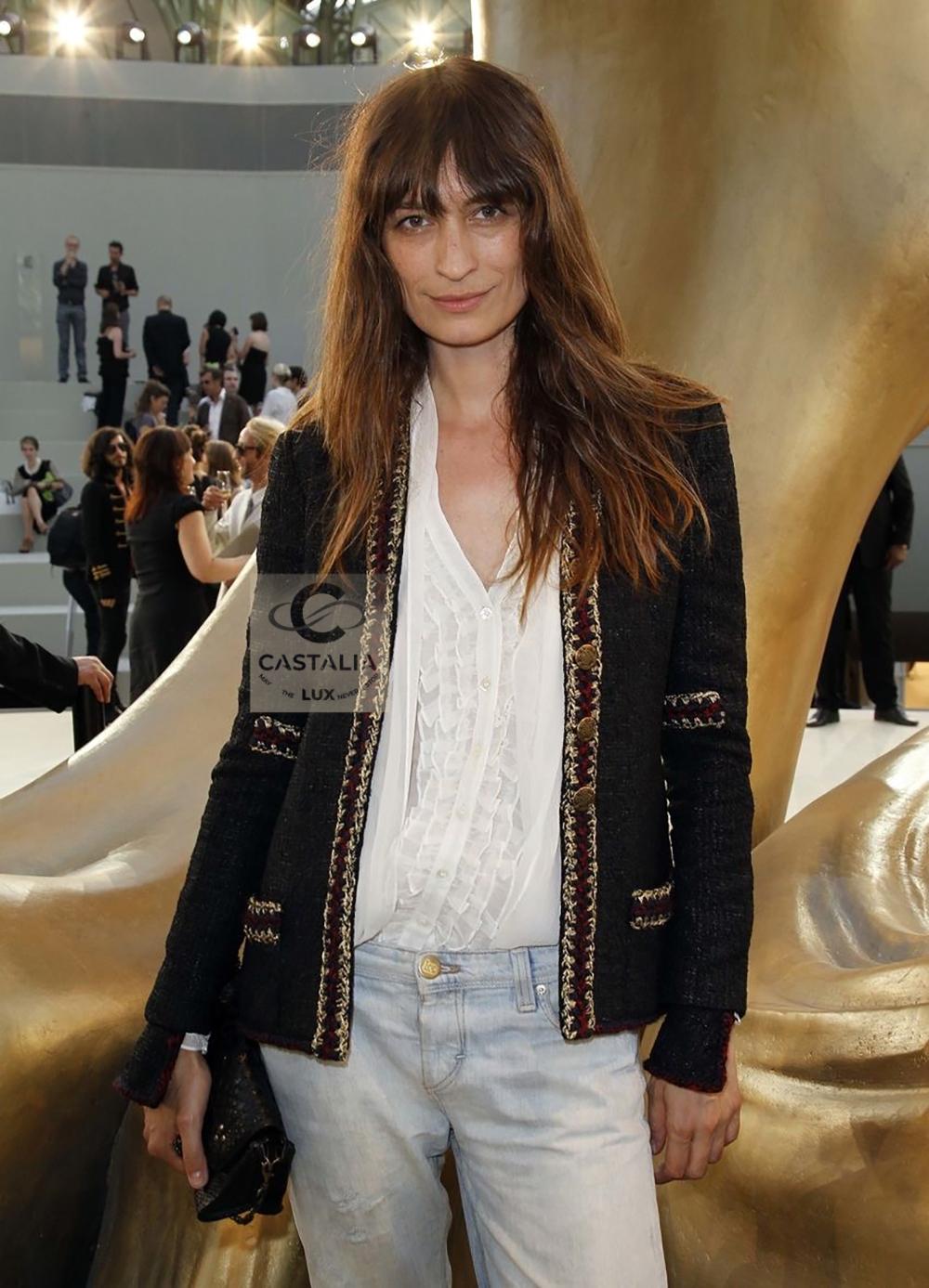 Chanel - Iconica giacca in tweed nero senza tempo Parigi / SHANGHAI
- Reliquia della passerella della collezione Métiers d'Art 2010 di Karl Lagerfeld - 

~ Un capo d'abbigliamento che non è più solo un capo d'abbigliamento, ma una cifra della
