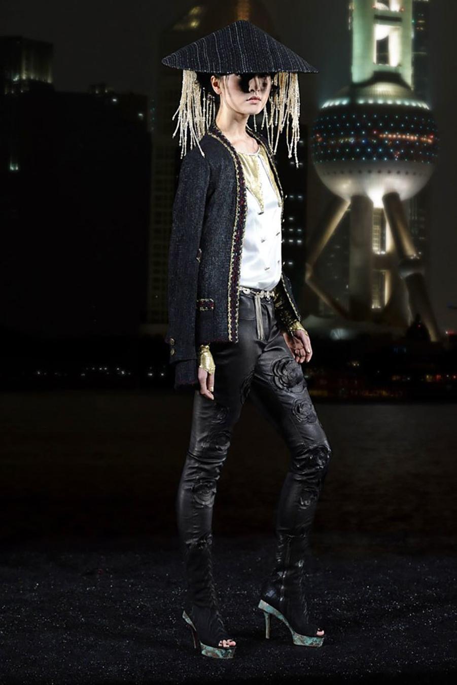 CHANEL Iconic Paris / Shanghai Veste en tweed noir 34 FR Excellent état - En vente à Dubai, AE