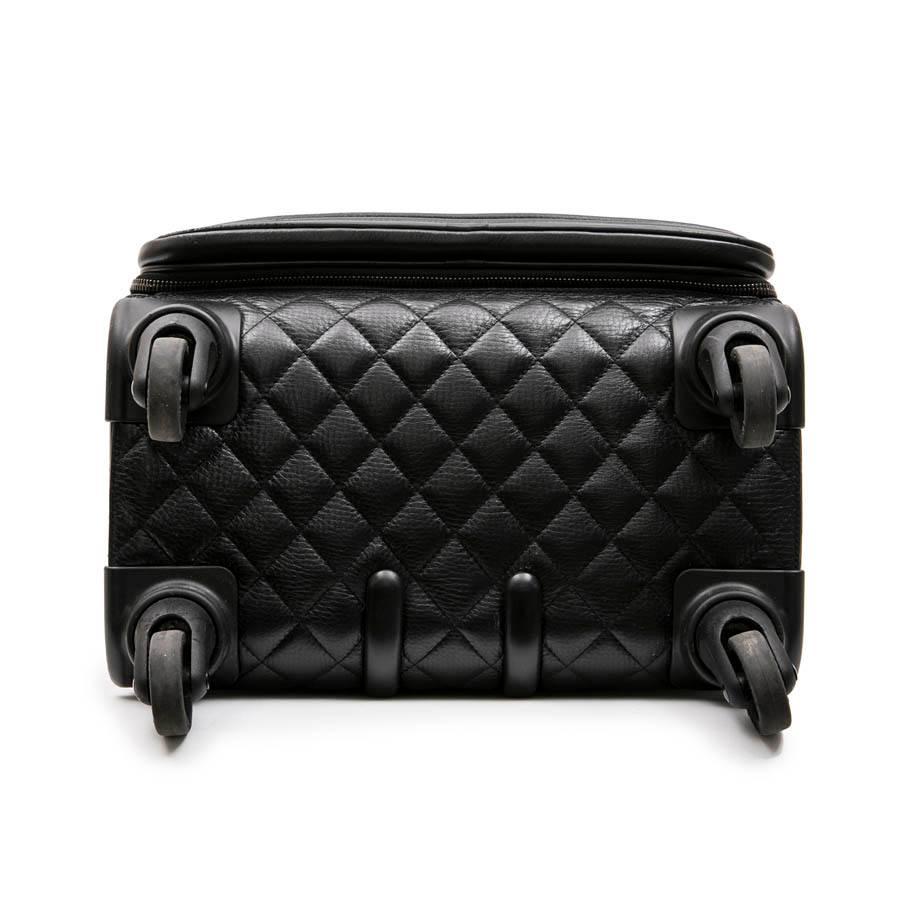 Chanel Rolling Suitcase In Black Quilted Grained Leather And Metal Chains In Excellent Condition In Paris, FR